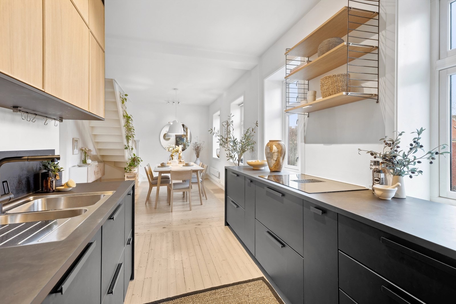 Integrert oppvaskmaskin, koketopp, stekeovn og kjøl/frys. Ventilator med kullfilter i koketoppen Galleribilde