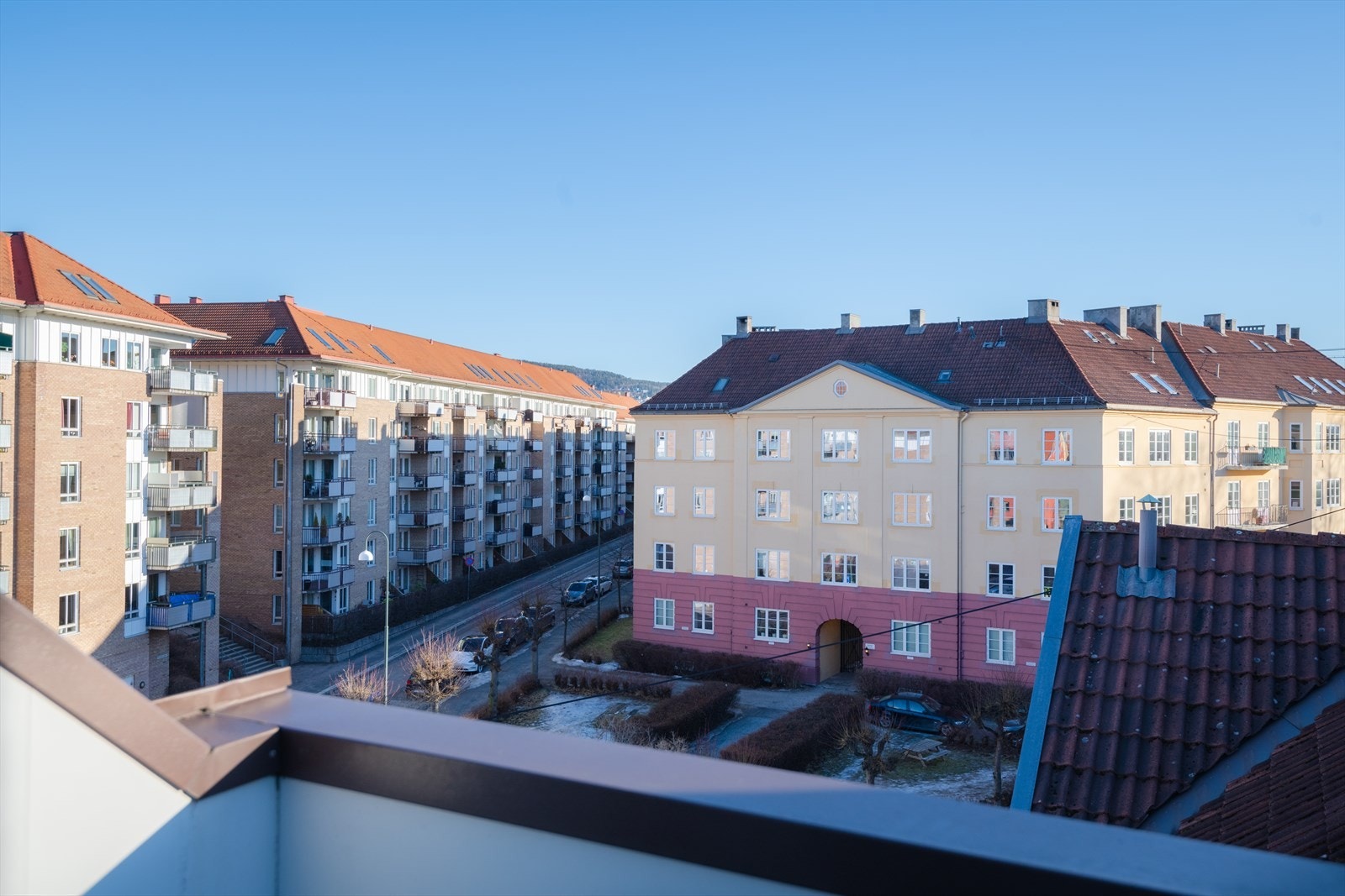 Det er fire fellesvaskerier, to sykkelboder, 12 parkeringsplasser og ett søppelhus Galleribilde