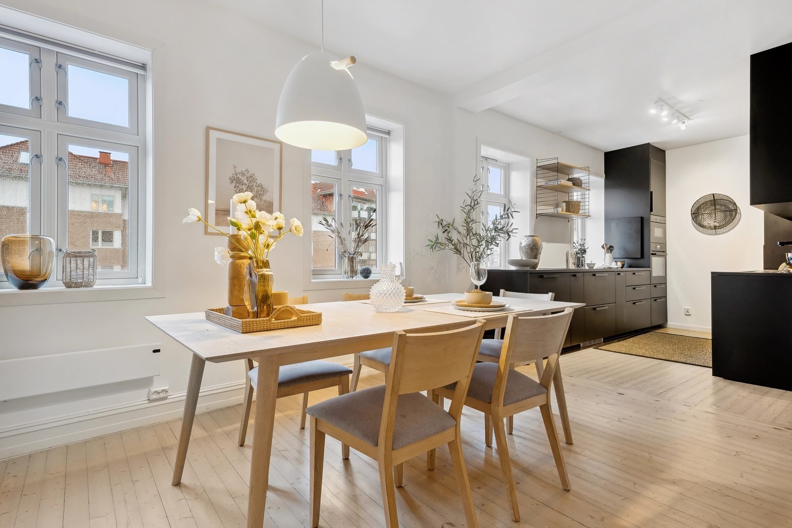 Klassiske vinduer med dype vinduskarmer med isolerglass fra 2010 Galleribilde