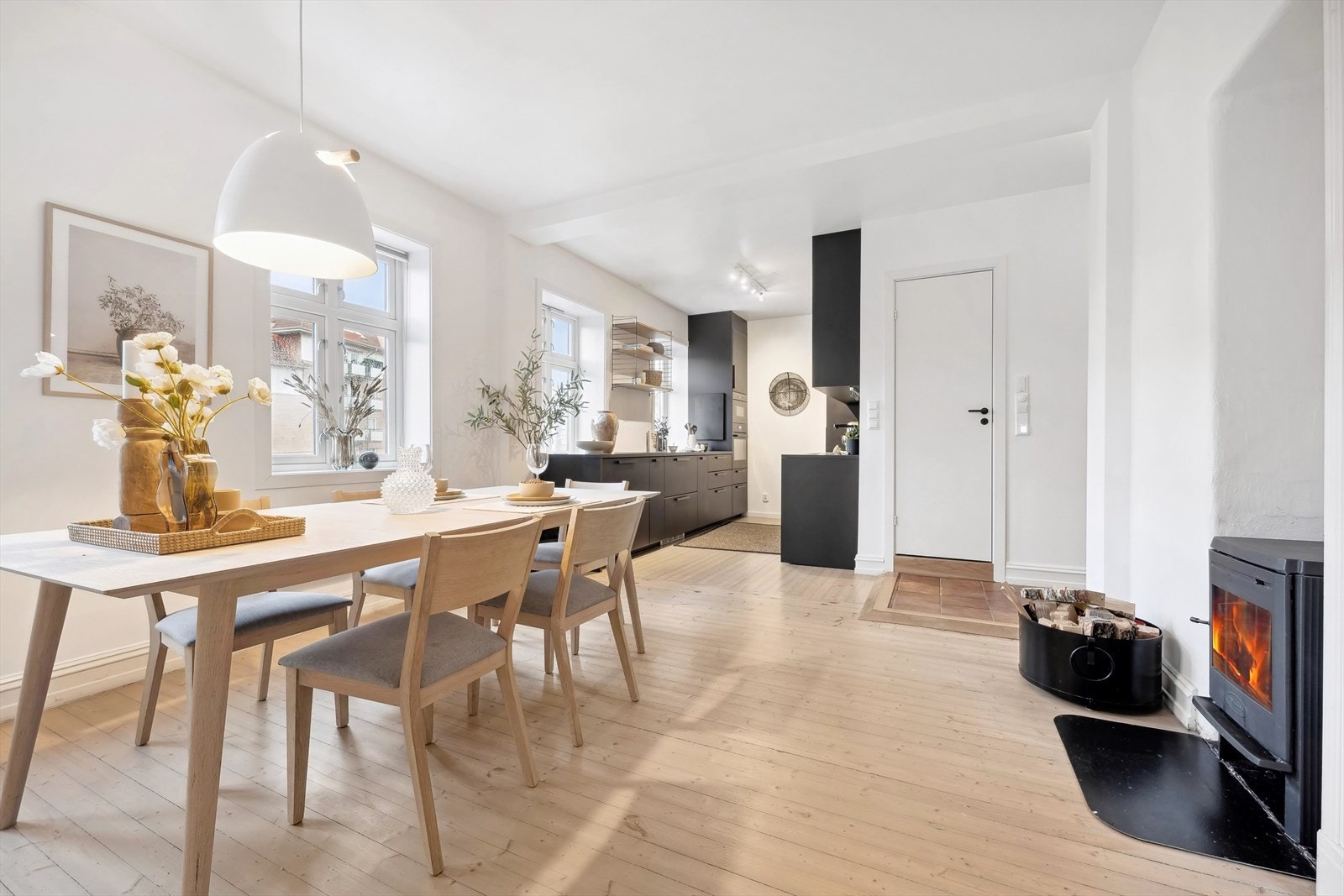 Stor spisestue med peisovn og god plass til langbord Galleribilde