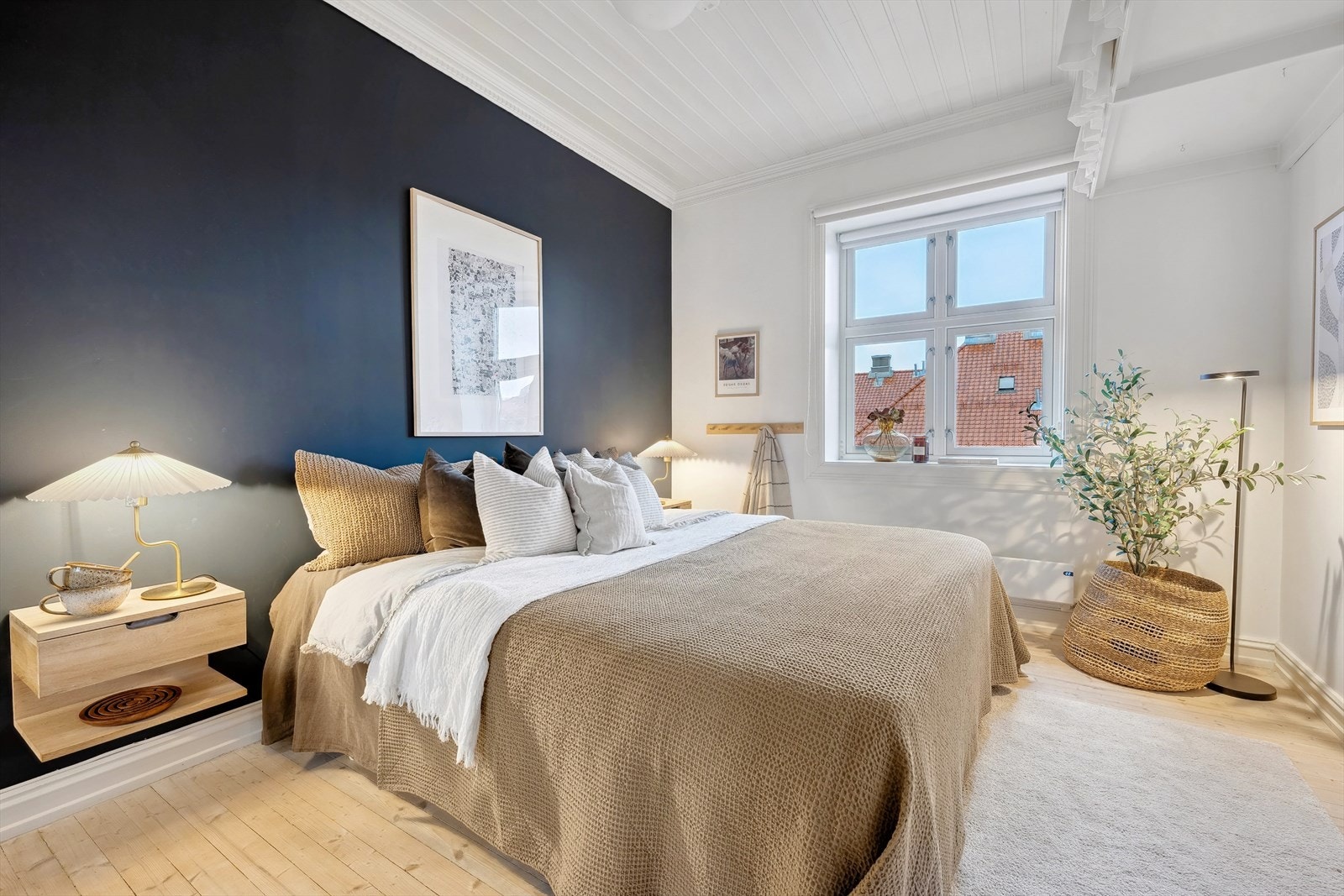 Stort soverom med god plass til dobbeltseng og garderobeskap Galleribilde