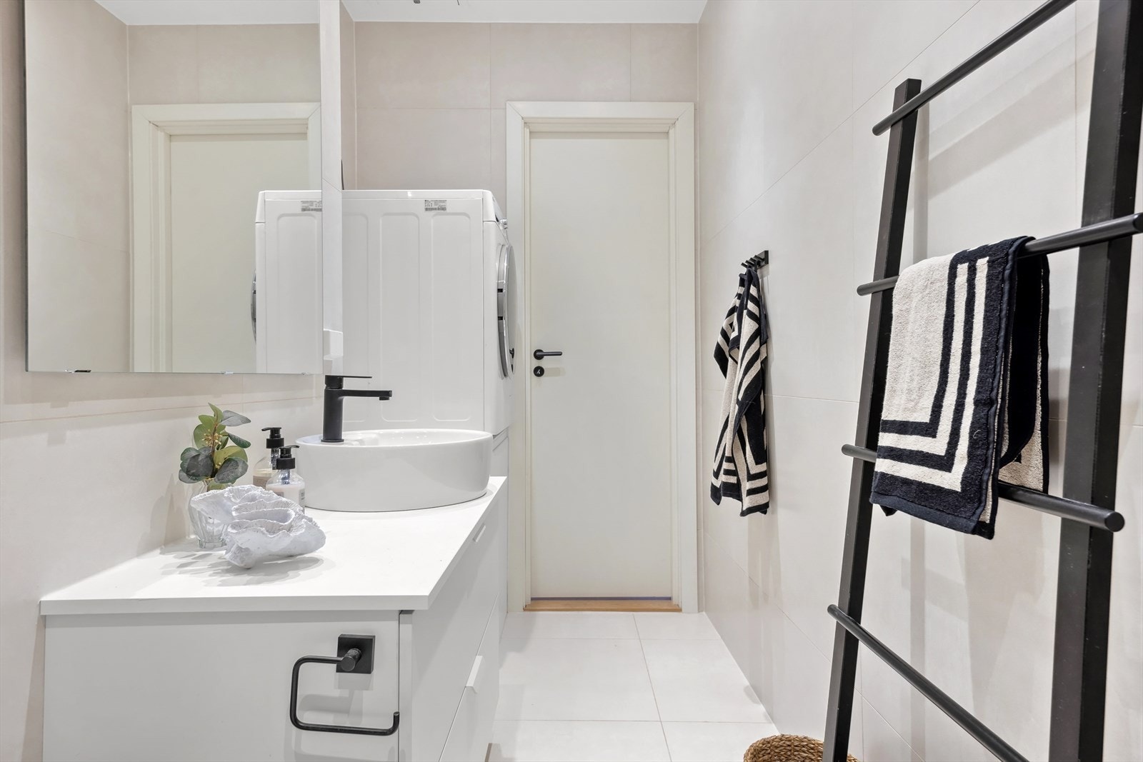 Opplegg til vaskemaskin. Varmtvannsbereder er plassert i innkassing på baderommet. 110 liter Galleribilde