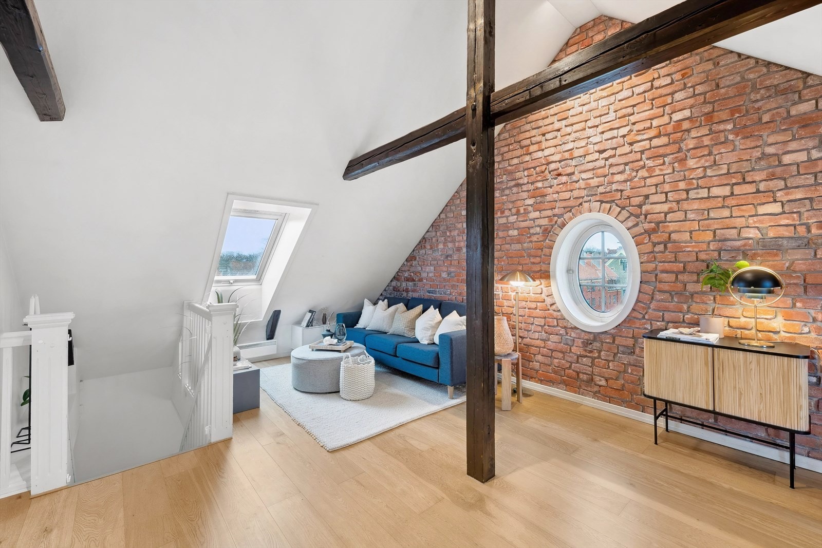 Stor loftstue med god takhøyde, synlige bjelker, takvinduer mot nord og vest Galleribilde