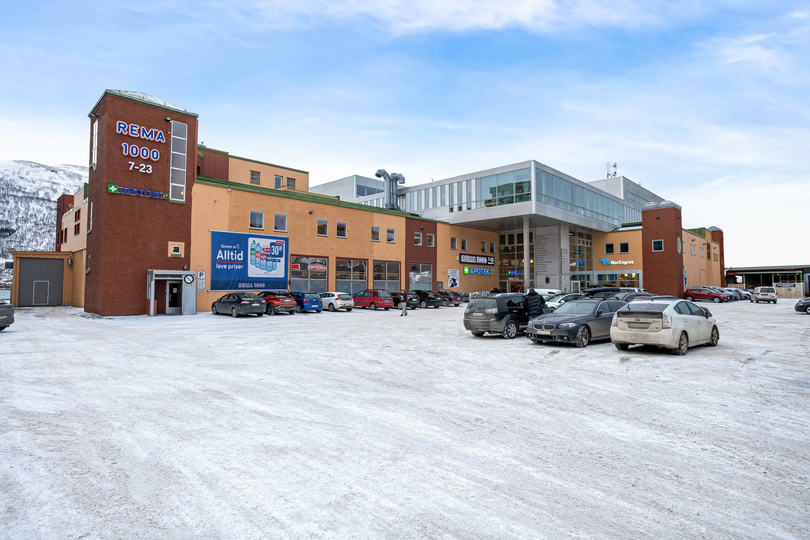 Kort vei til Rema1000, NorEngros, Apotek1 og Eurospar.