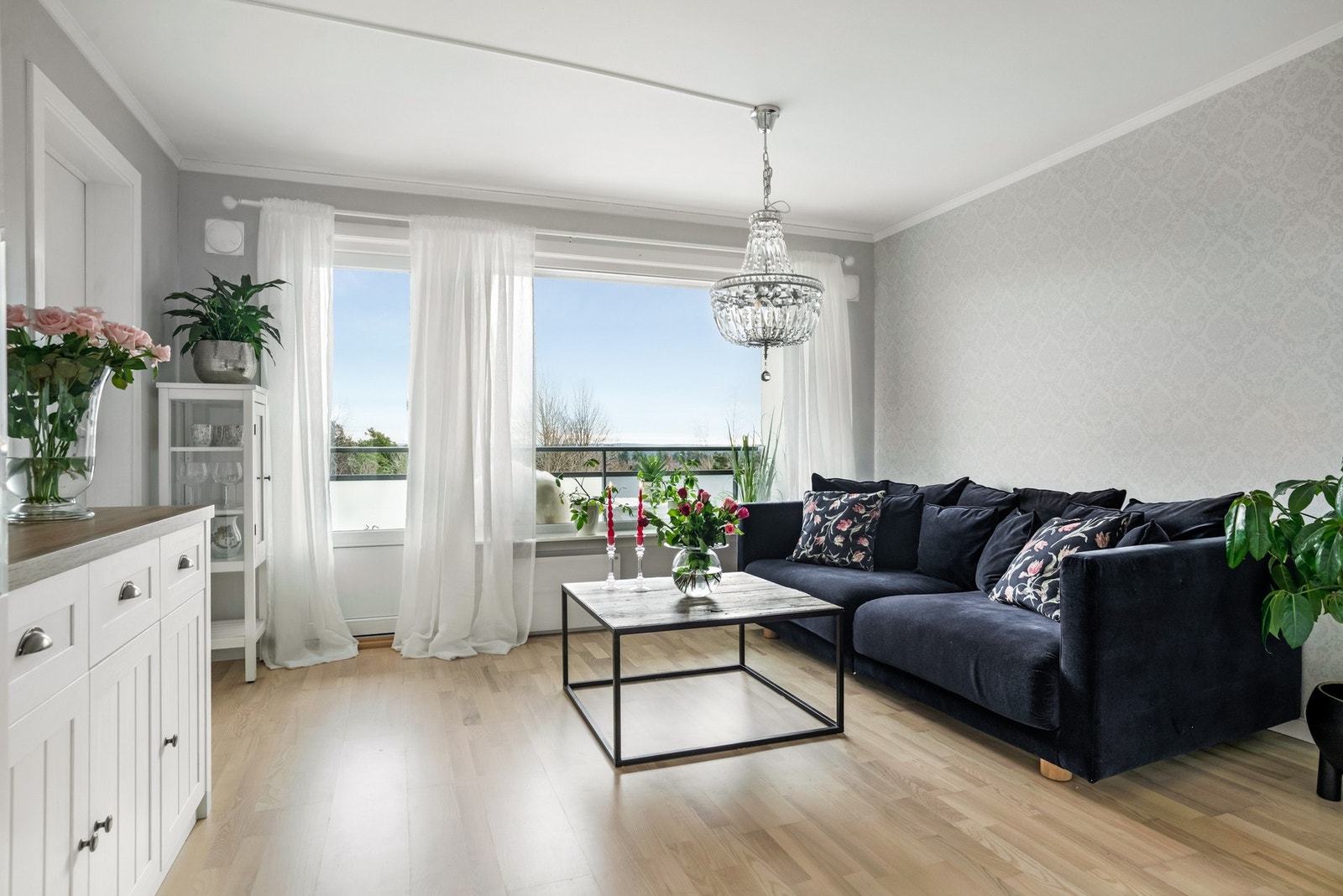 Lys og trivelig stue med store vinduer som slipper inn godt med dagslys til leiligheten. Galleribilde