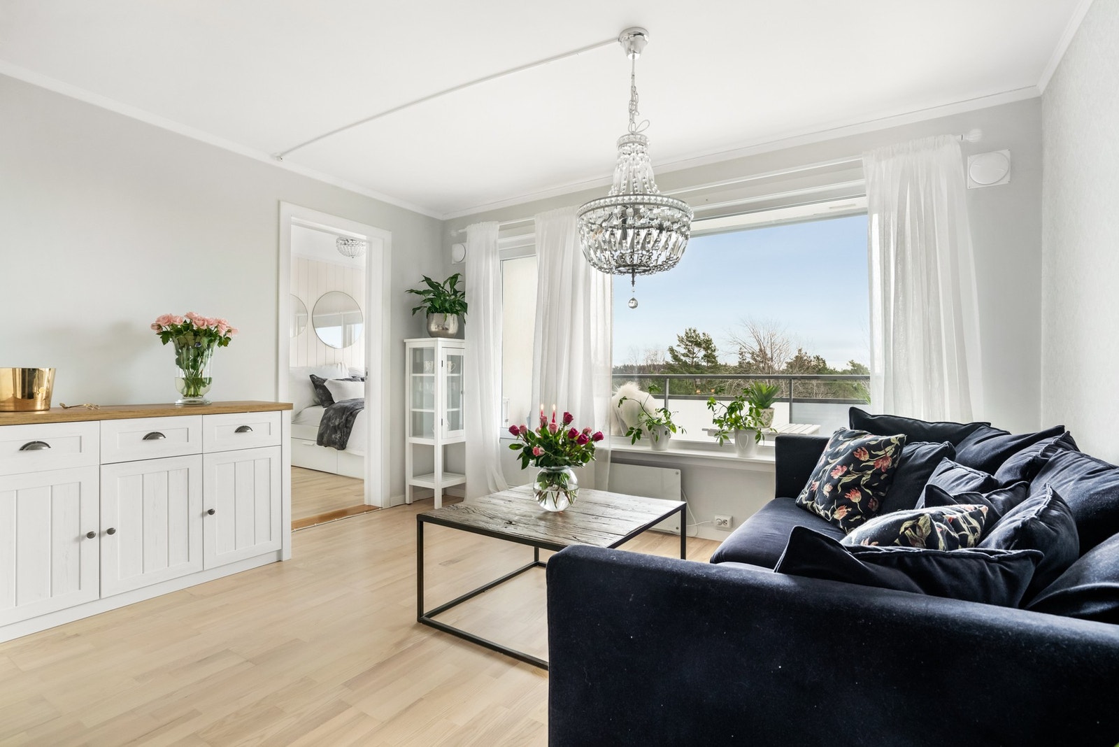 Fra stuen er det utgang til en hyggelig balkong. Galleribilde