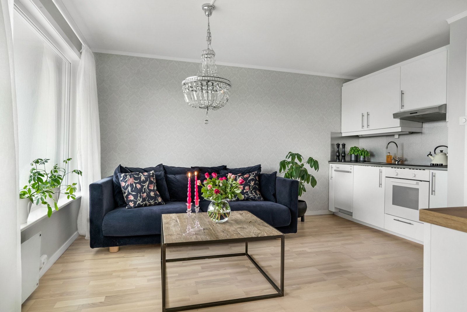 I stuen er det plass til en sofa med tilhørende møblement. Galleribilde