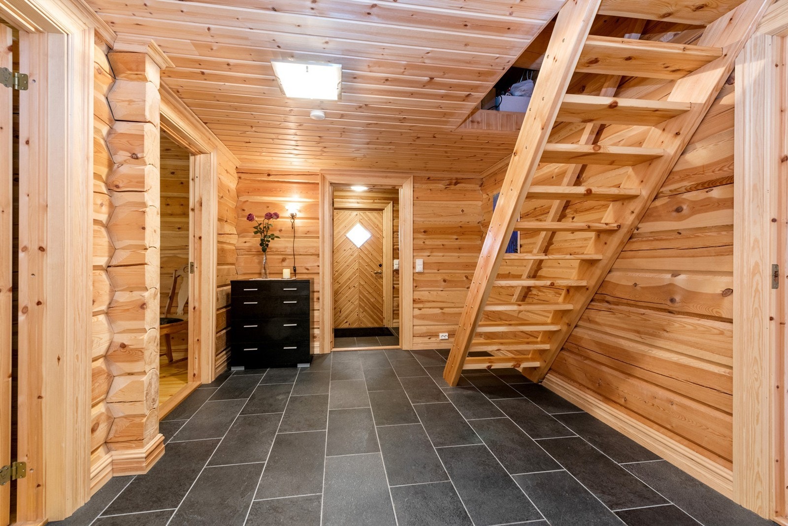 Det er gulvvarme i hall og entrè Galleribilde