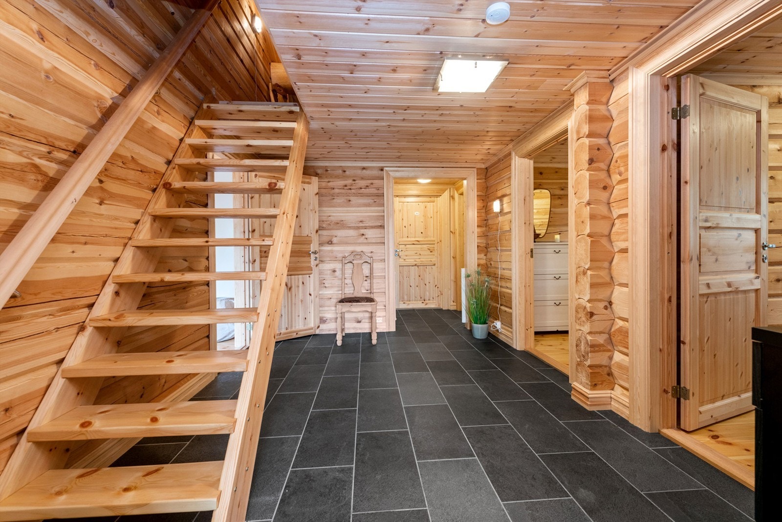 Fra hallen går det trapp opp til hems Galleribilde