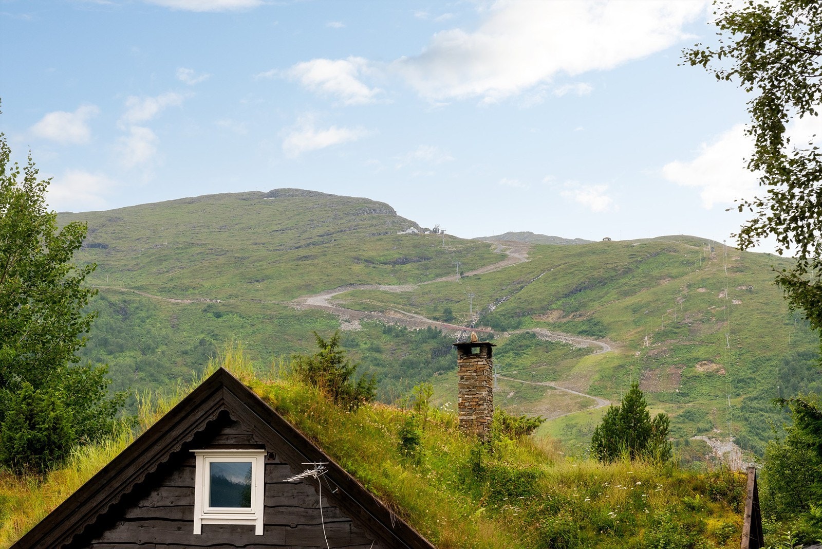Utsikt fra terrassen mot skitrekket og paviljongen Galleribilde