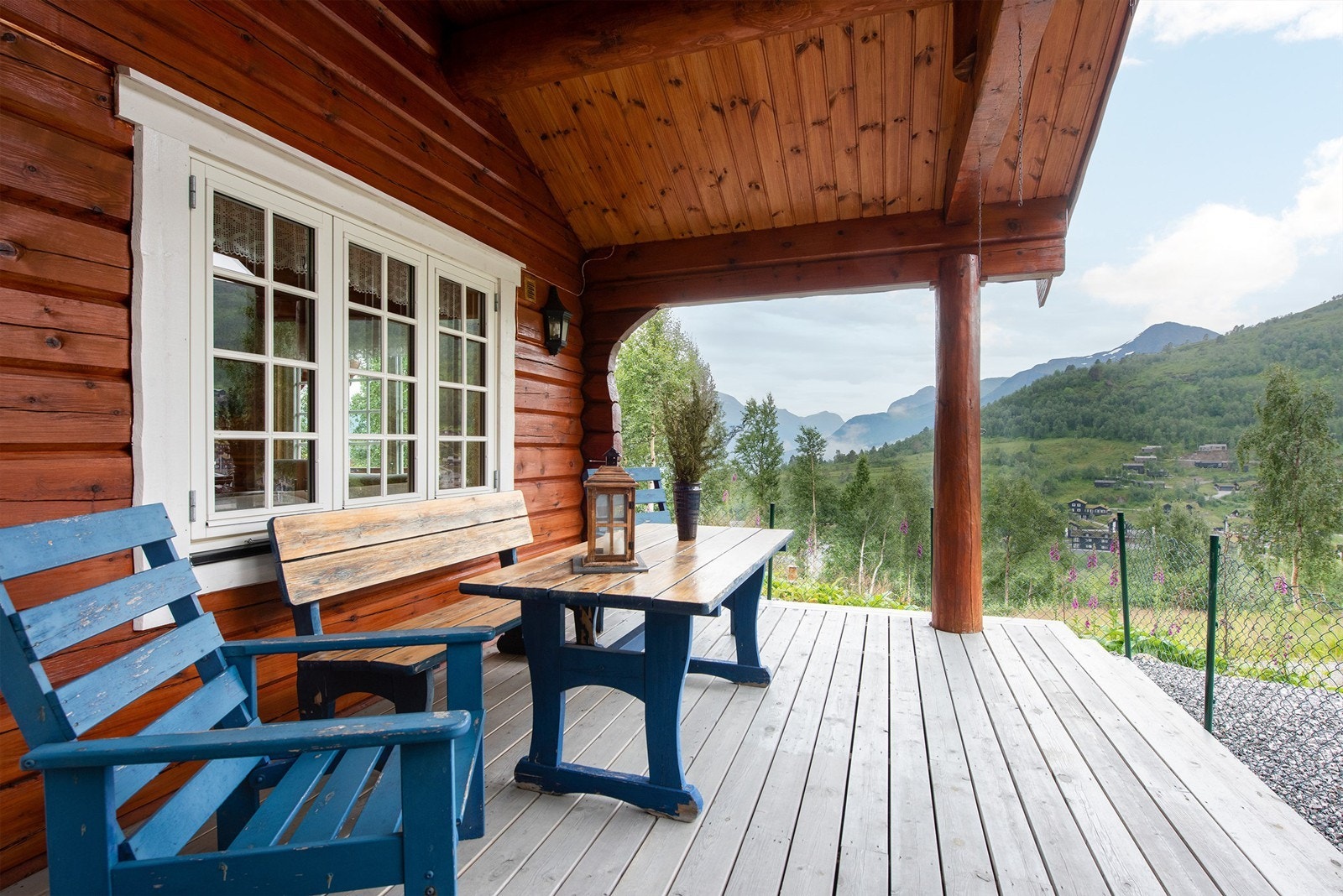 Det er utgang fra stue til overbygd terrasse mot vest på ca. 22 kvm. Galleribilde