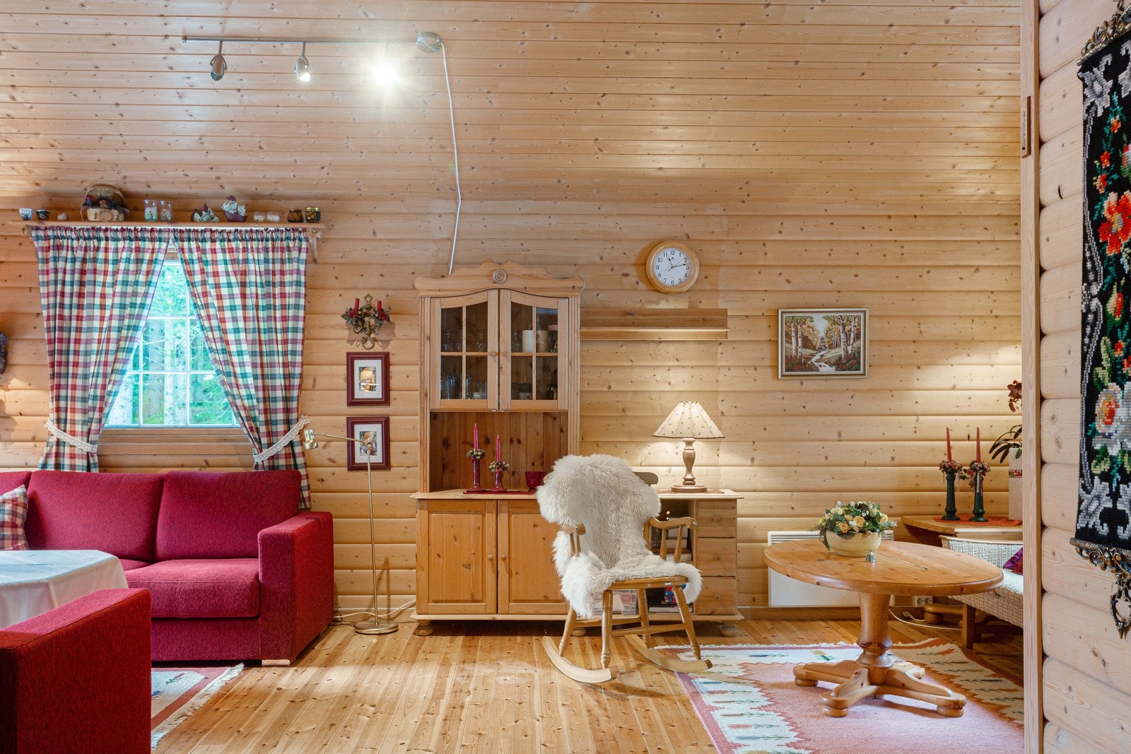 rommelig og hyggelig stue Galleribilde