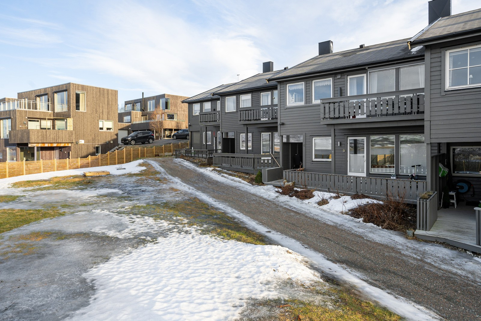 Boligen er beliggende i barnevennlige Hamna med nærhet til skole, barnehage, dagligvare og flotte turområder!