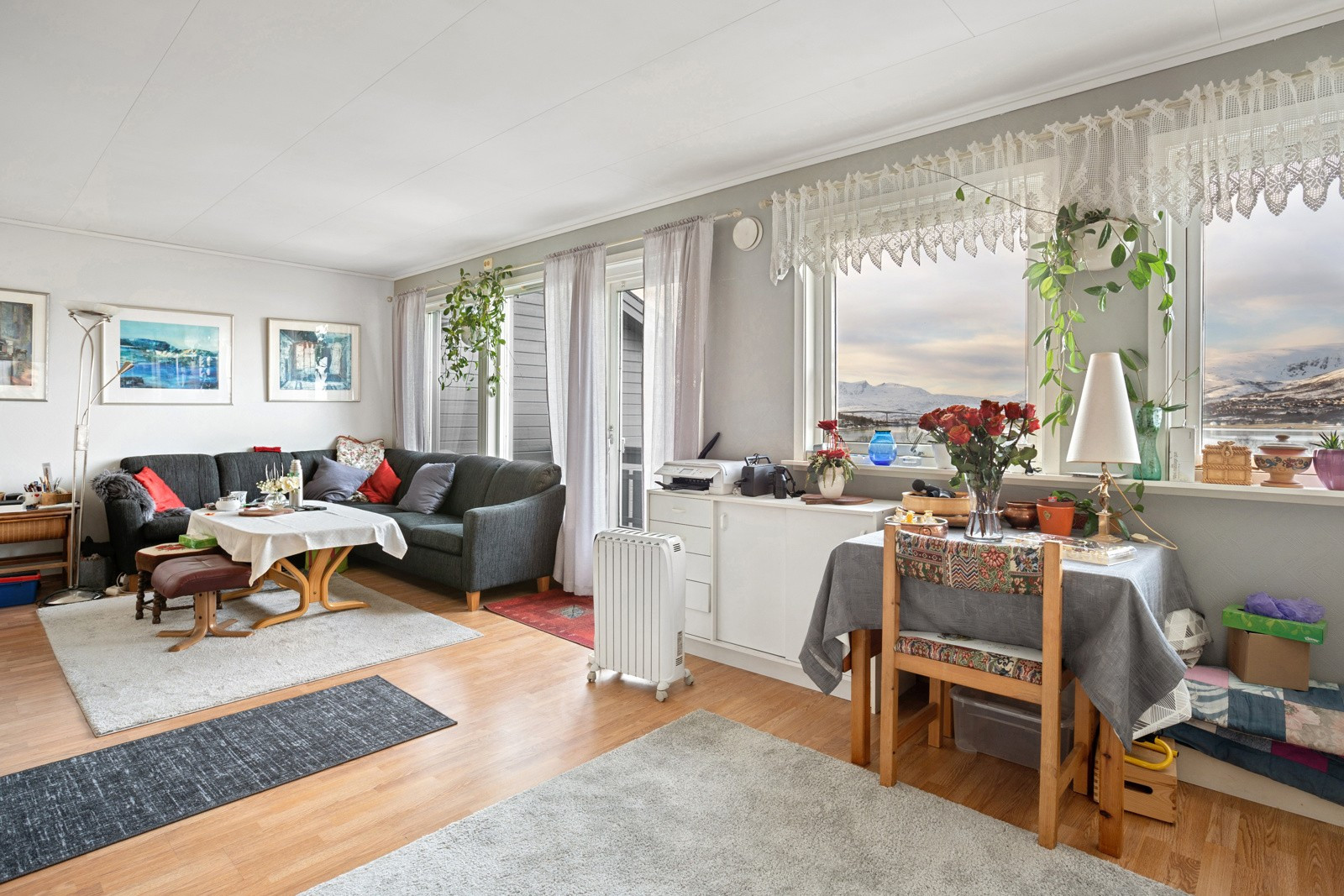 De store vindusflatene sikrer godt med innslipp av naturlig lys.