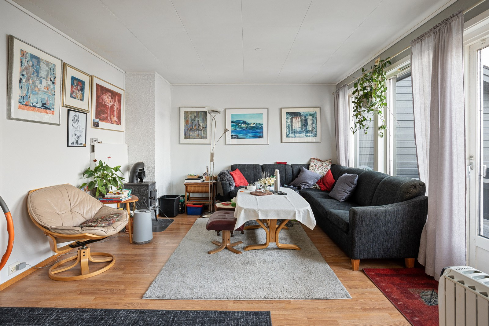 Romslig stue med god plass til sofagruppe.