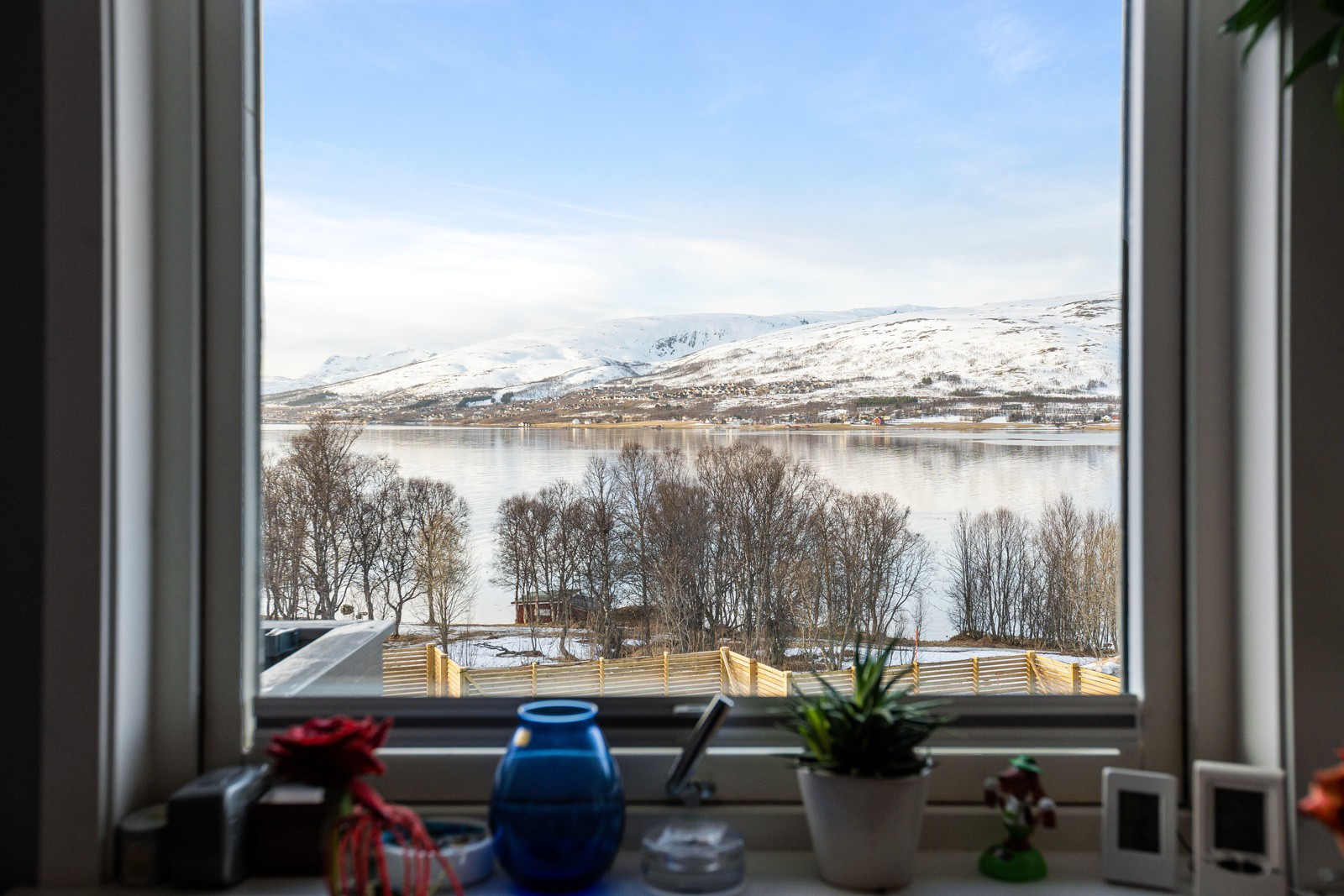 Fantastisk utsikt mot sjø og majestetiske fjelltopper på Kvaløya!
