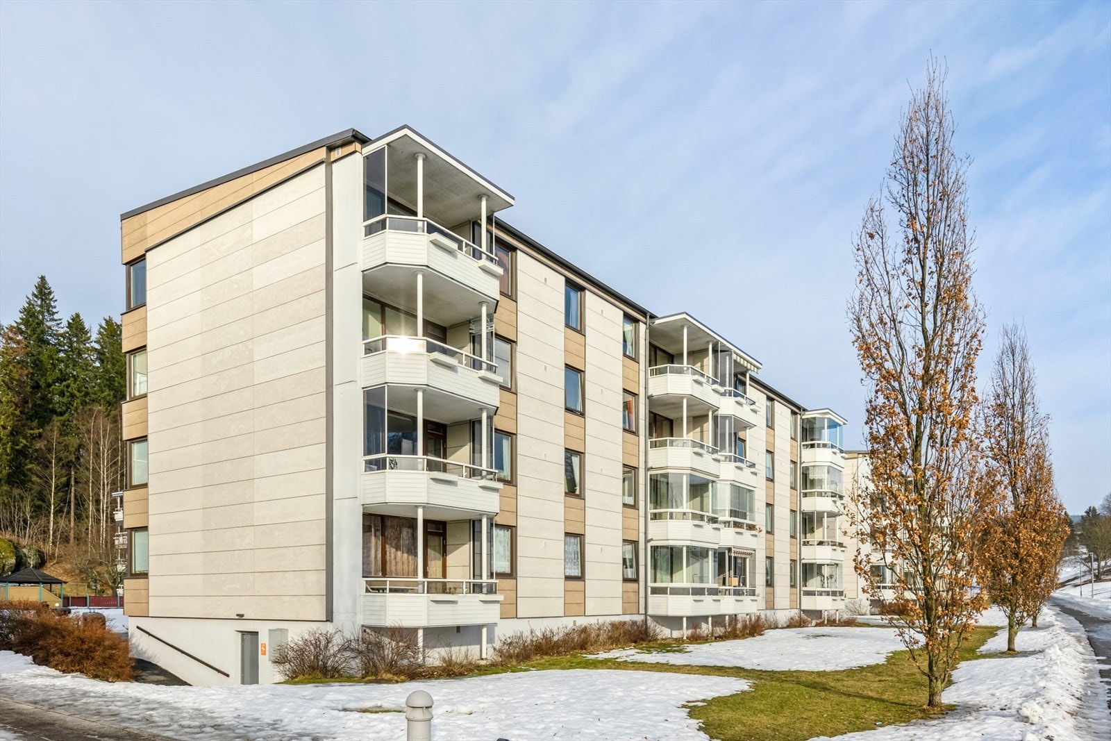 Super intern beliggenhet, tilbaketrukket fra vei og biltrafikk. Svært barnevennlig med en rekke barnehager, skoler og lekeplasser i området. Rett utenfor boligen er stort, skjermet grøntareal med lekeplass. 'Bilfritt' område utenfor blokken. Galleribilde