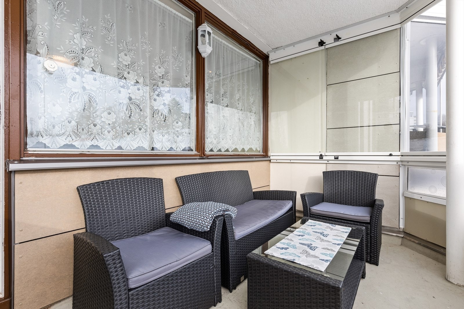 Hyggelig og innglasset balkong på 9m² med god plass for utemøbler og grill. Galleribilde