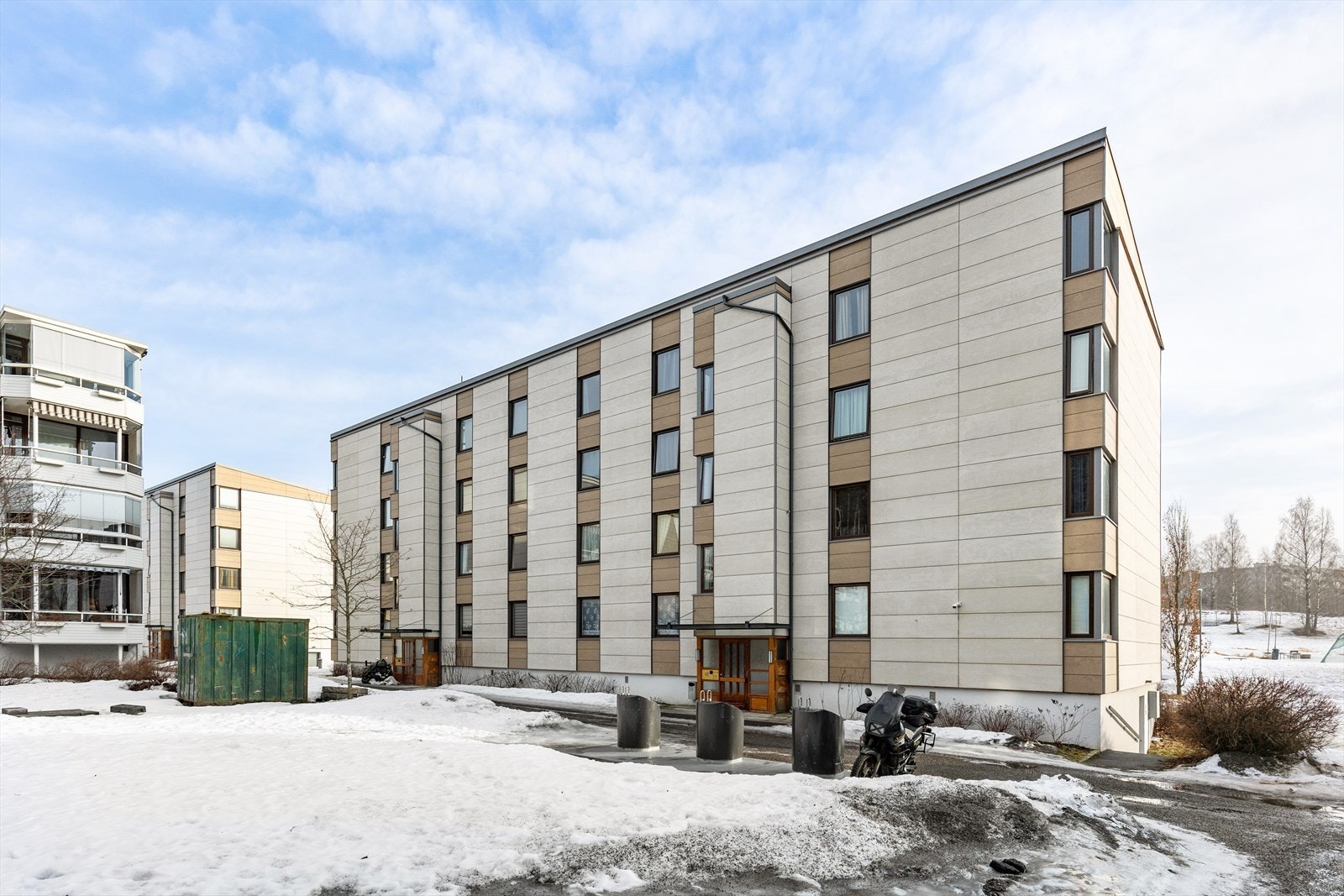 Pent opparbeidede og beplantede fellesarealer med bl.a. plenarealer, blomster, prydbusker, trær, store grøntarealer, tun med lekeplass, hagestue, flere sittegrupper på området m.m. Stor tomt, grenser bl.a. til fri-/skogsareal. Galleribilde