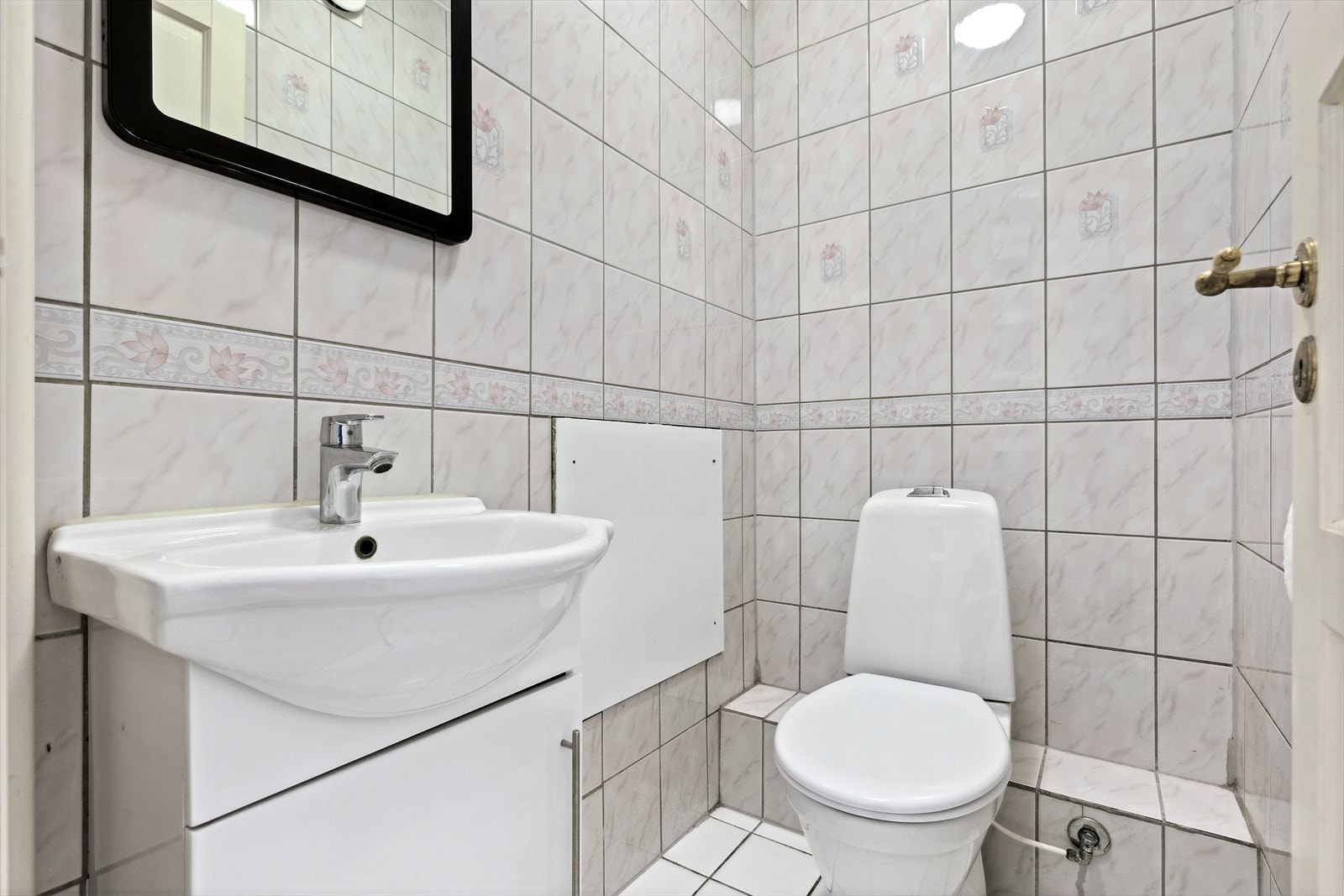 Vegg i vegg med badet ligger et praktisk separat toalettrom med eldre standard. Galleribilde