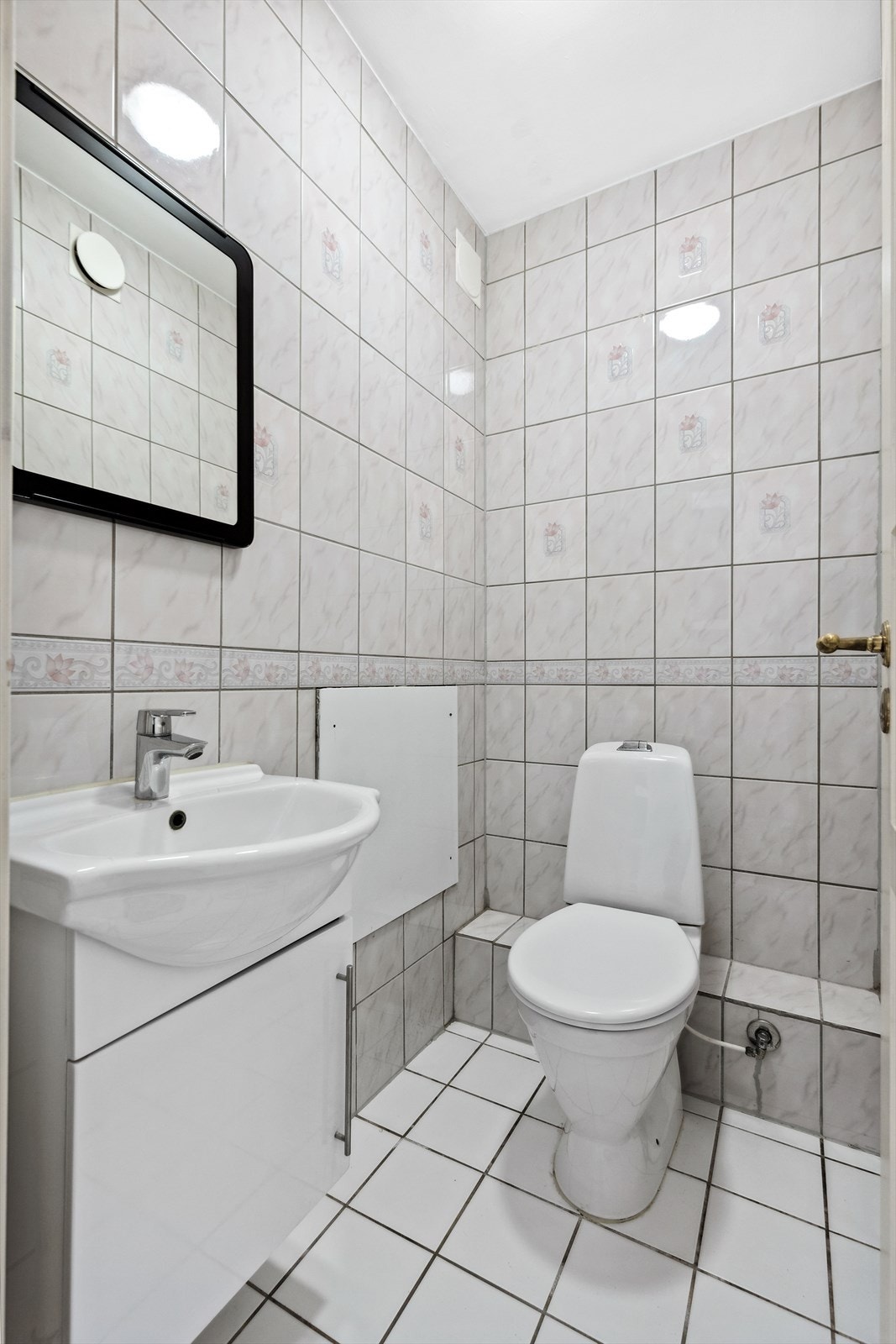 Rommet er utstyrt med servant og gulvmontert wc. Galleribilde