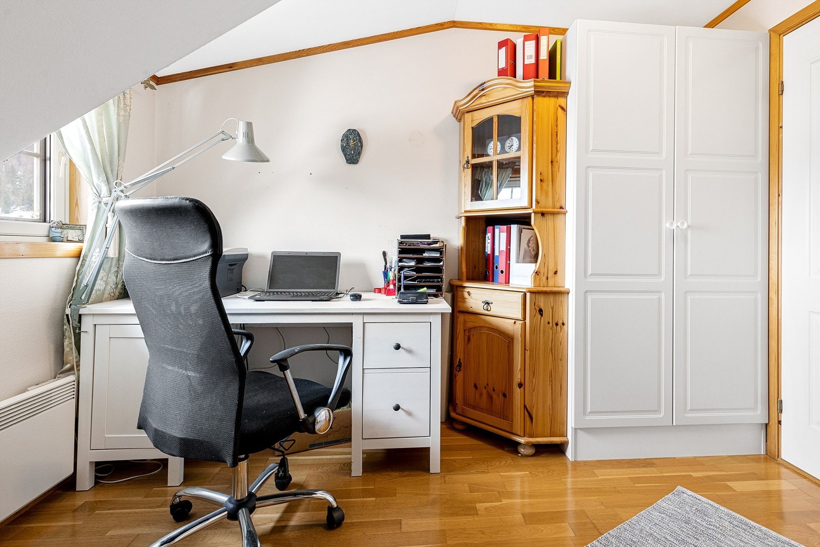 Kontor med garderobeskap Galleribilde