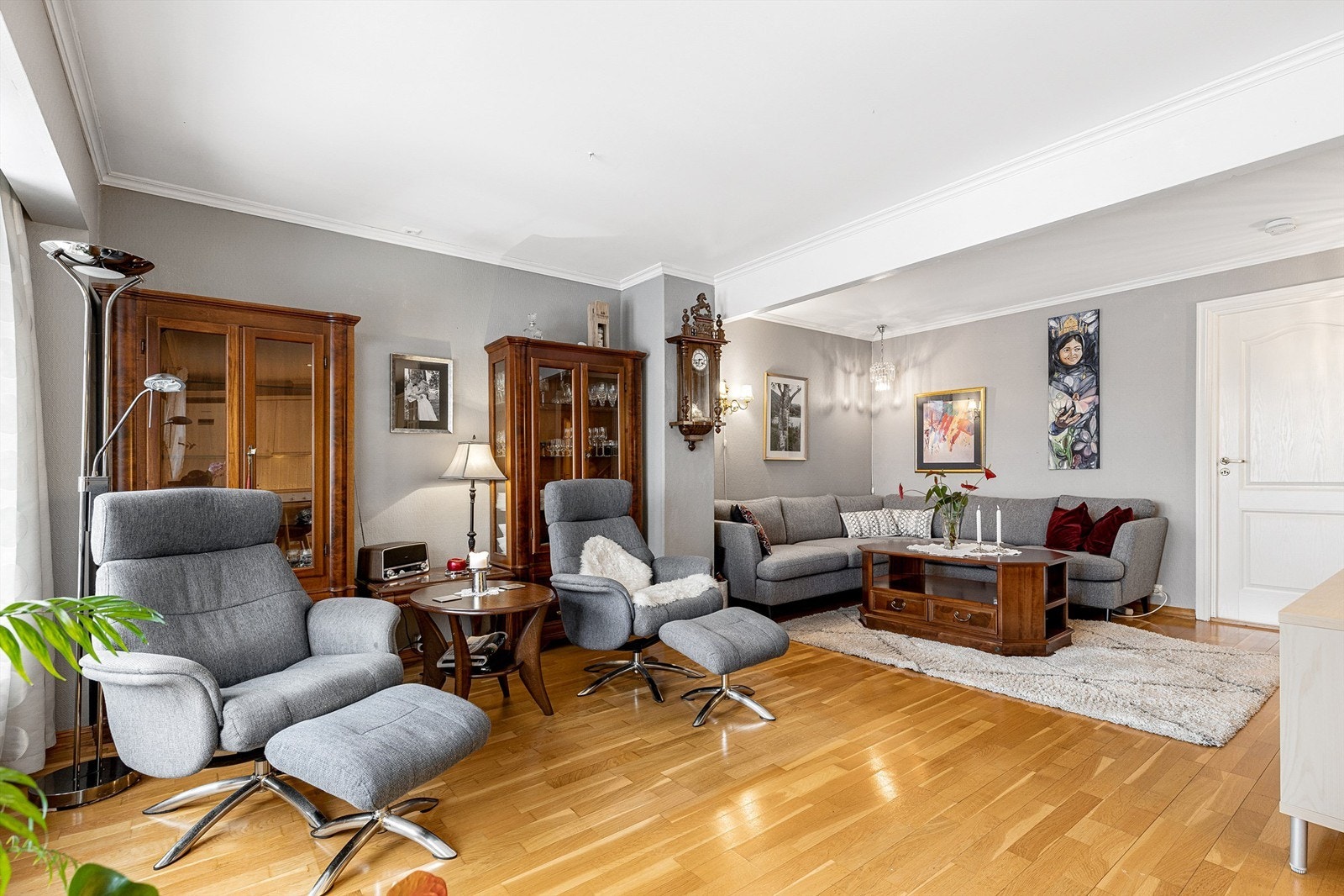 3-stavs parkett på gulv, malt strietapet på vegger og malt himling Galleribilde