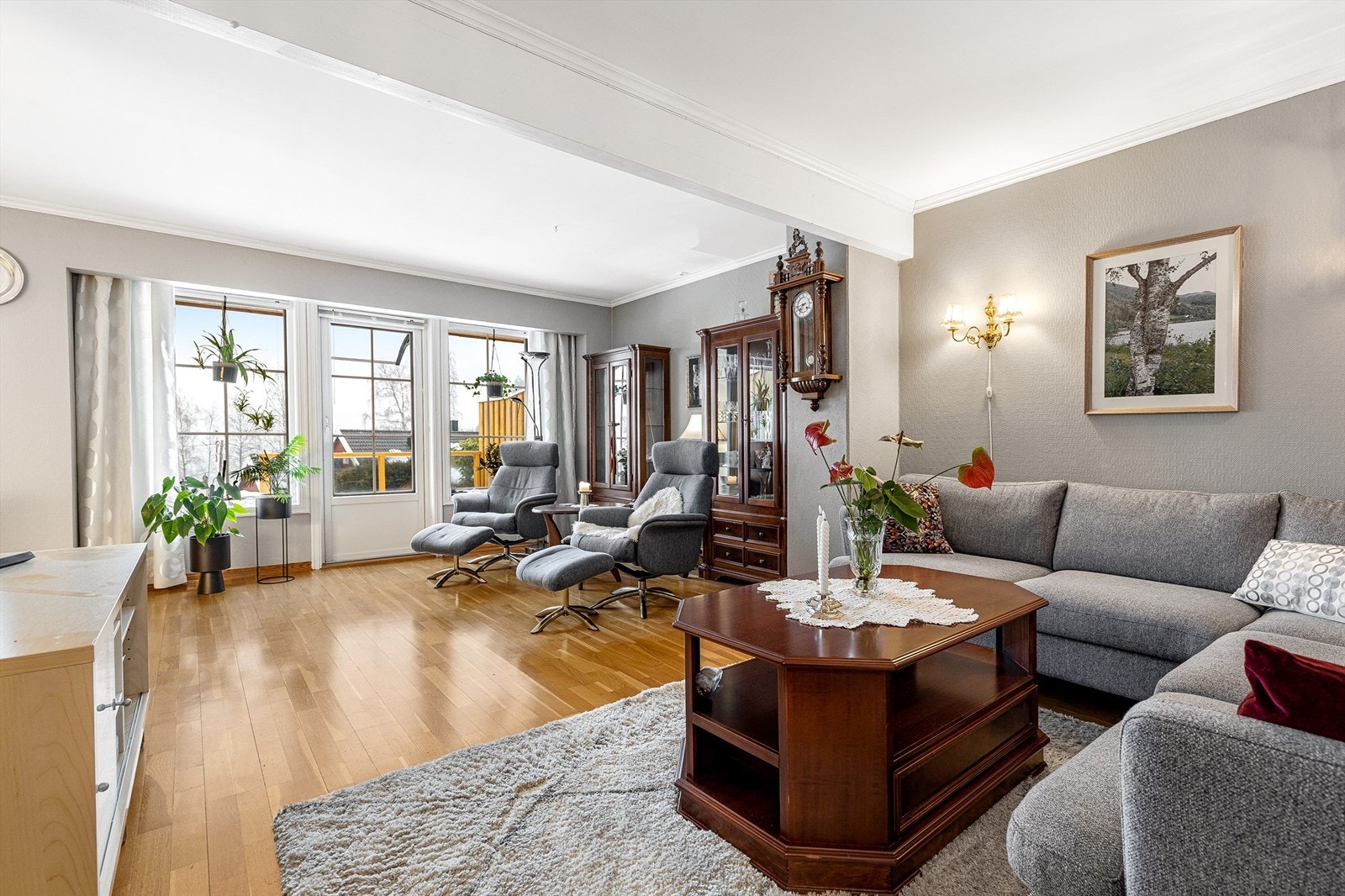 Vinkelstue med sofaområde og sittegruppe Galleribilde