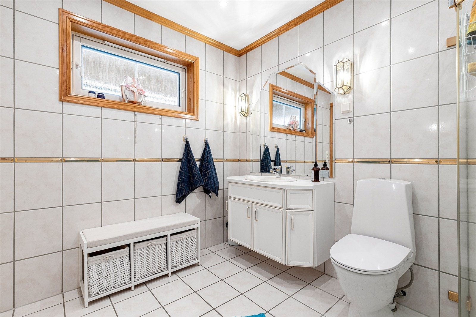 Flislagt bad med downlights i tak og gulvvarme Galleribilde