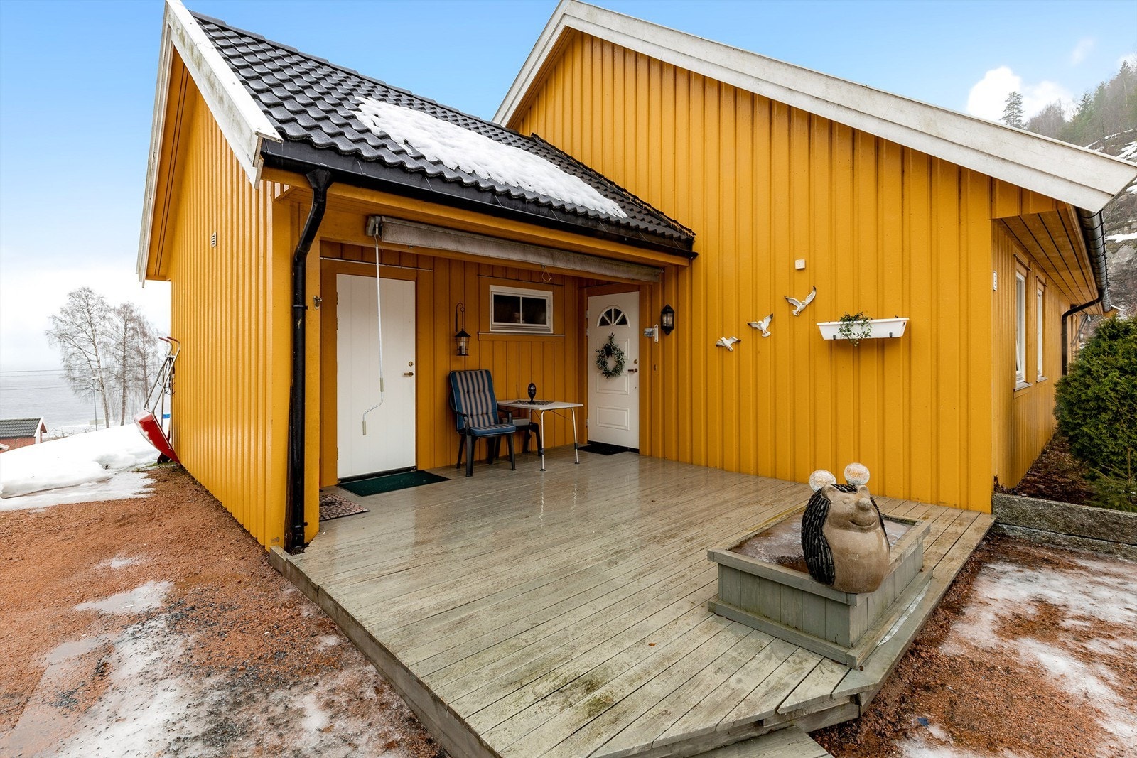 Delvis overbygget vestvendt markterrasse på ca. 20 kvm Galleribilde