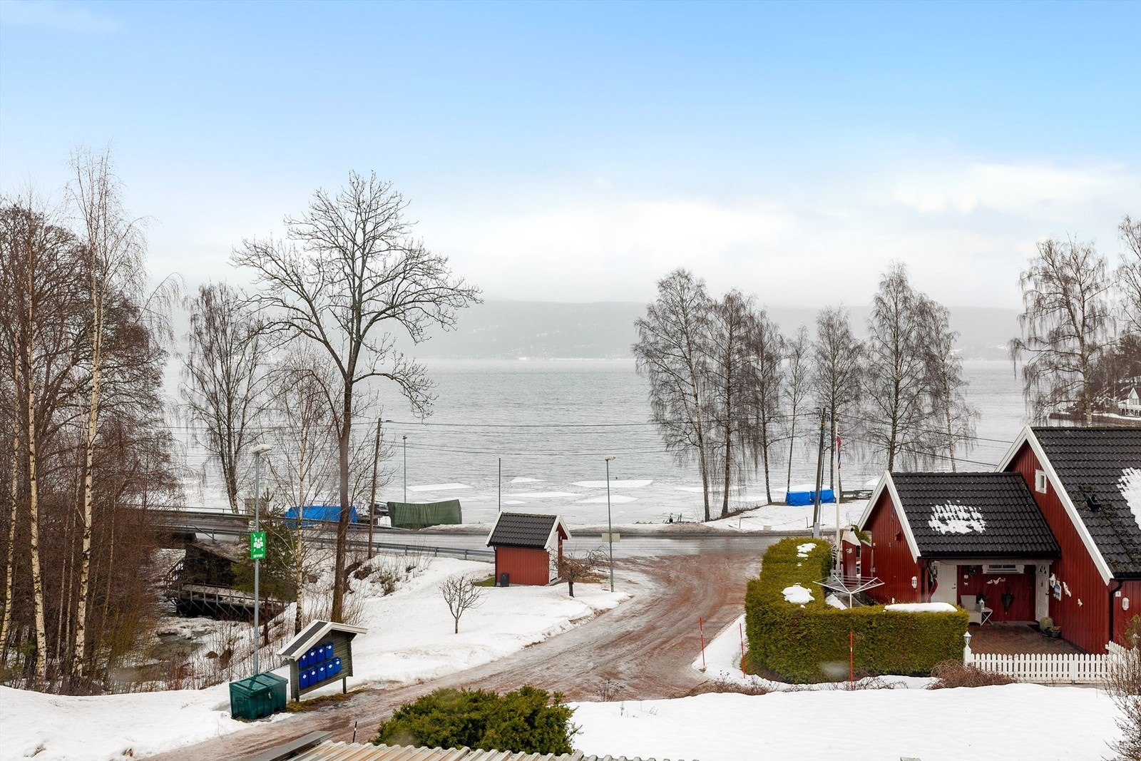 Umiddelbar nærhet til fjorden og badestrand Galleribilde