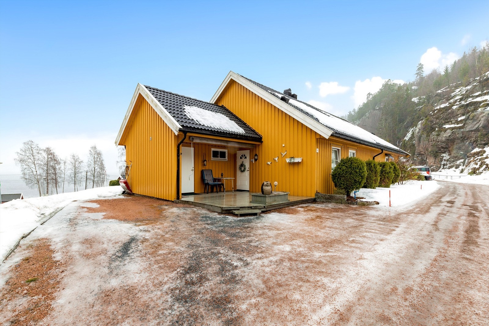 Pen 1/2-part av vertikaldelt 2-mannsbolig beliggende like ved fjorden Galleribilde