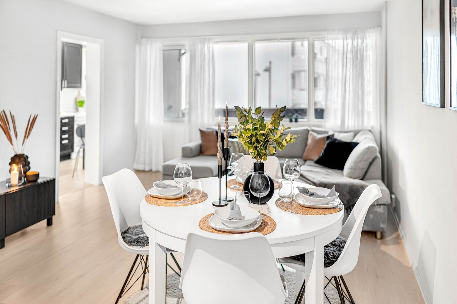 Stuen nyter store vinduer med 3-lags isolerglass og godt med lysinnslipp. Galleribilde