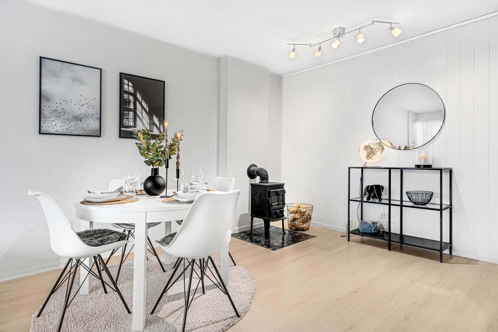 Boligen er utstyrt med vedovn, samt elektrisk oppvarming. Galleribilde