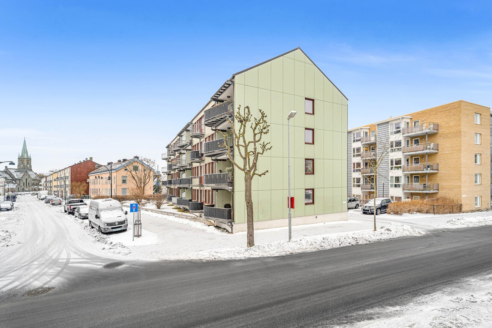 Togstasjon og bussholdeplass ligger rett ved blokken, og sikrer gode kollektivforbindelser. Galleribilde