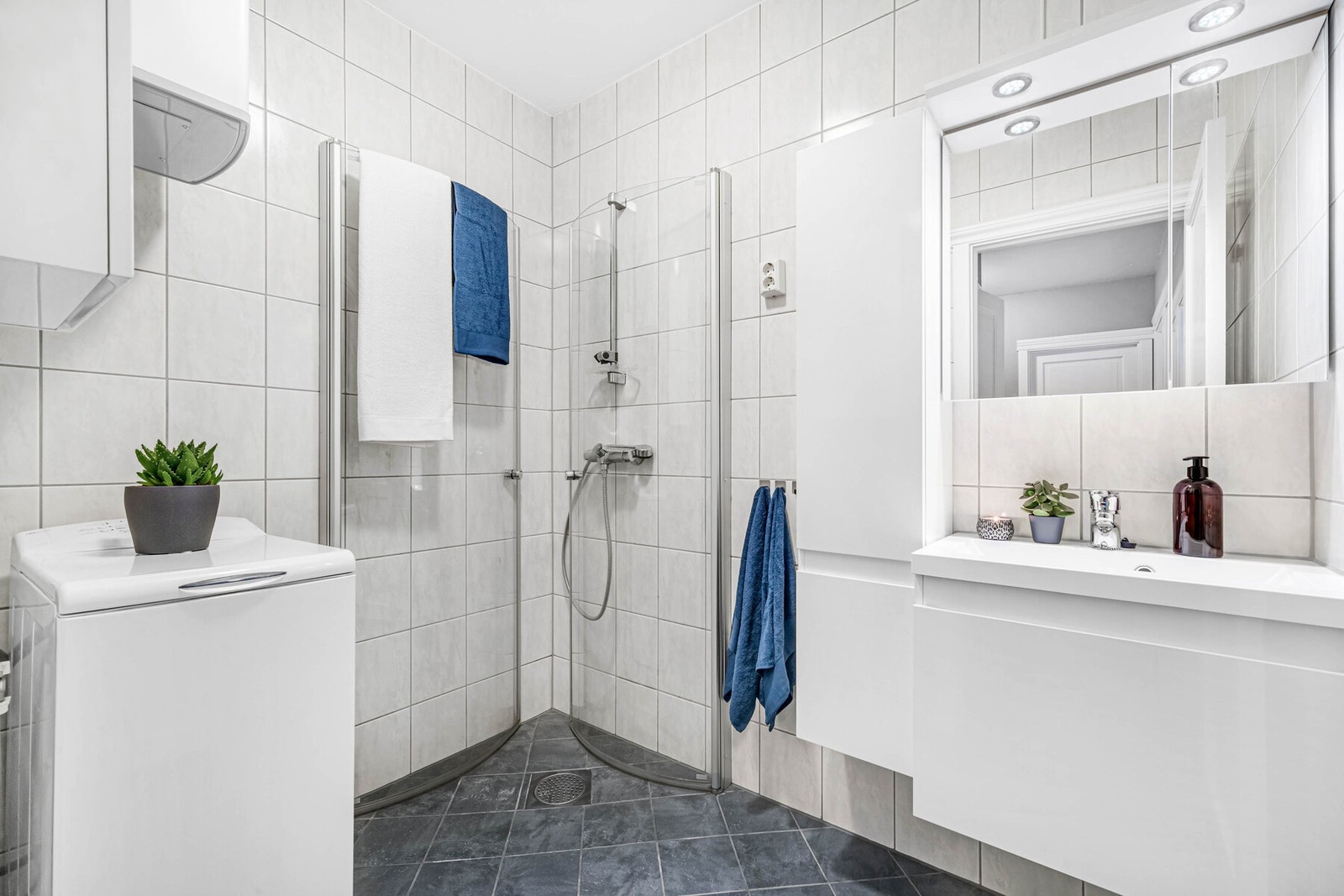 Flislagt bad med opplegg til vaskemaskin. Badet ble pusset opp i 2010. Galleribilde