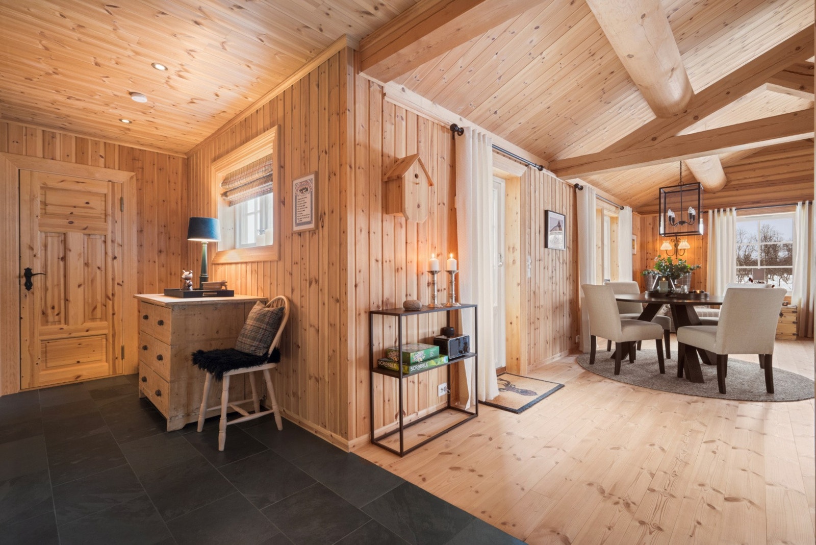Gangen har en praktisk innvendig bod på ca. 2,5 kvm. Galleribilde