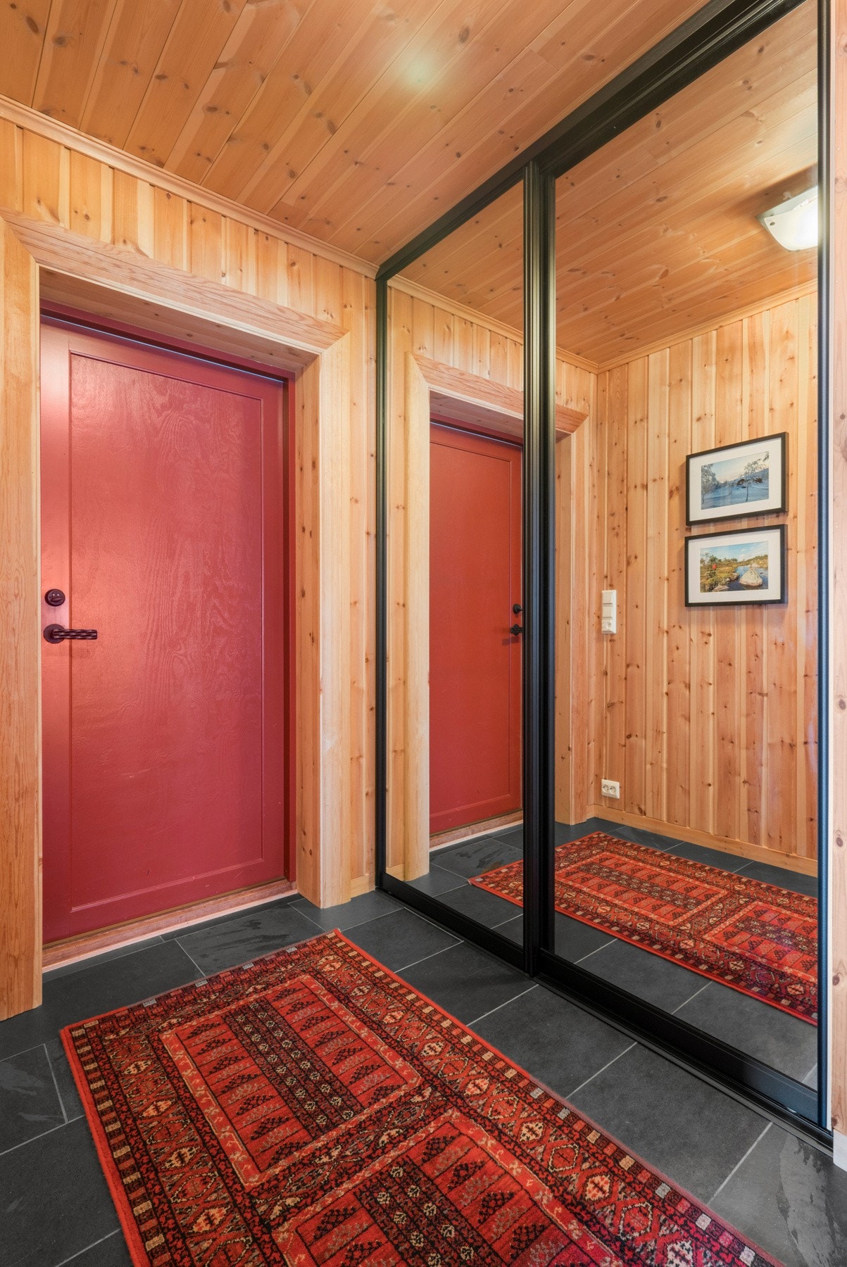 Her er det også en romslig skyvedørsgarderobe med speilfronter. Galleribilde