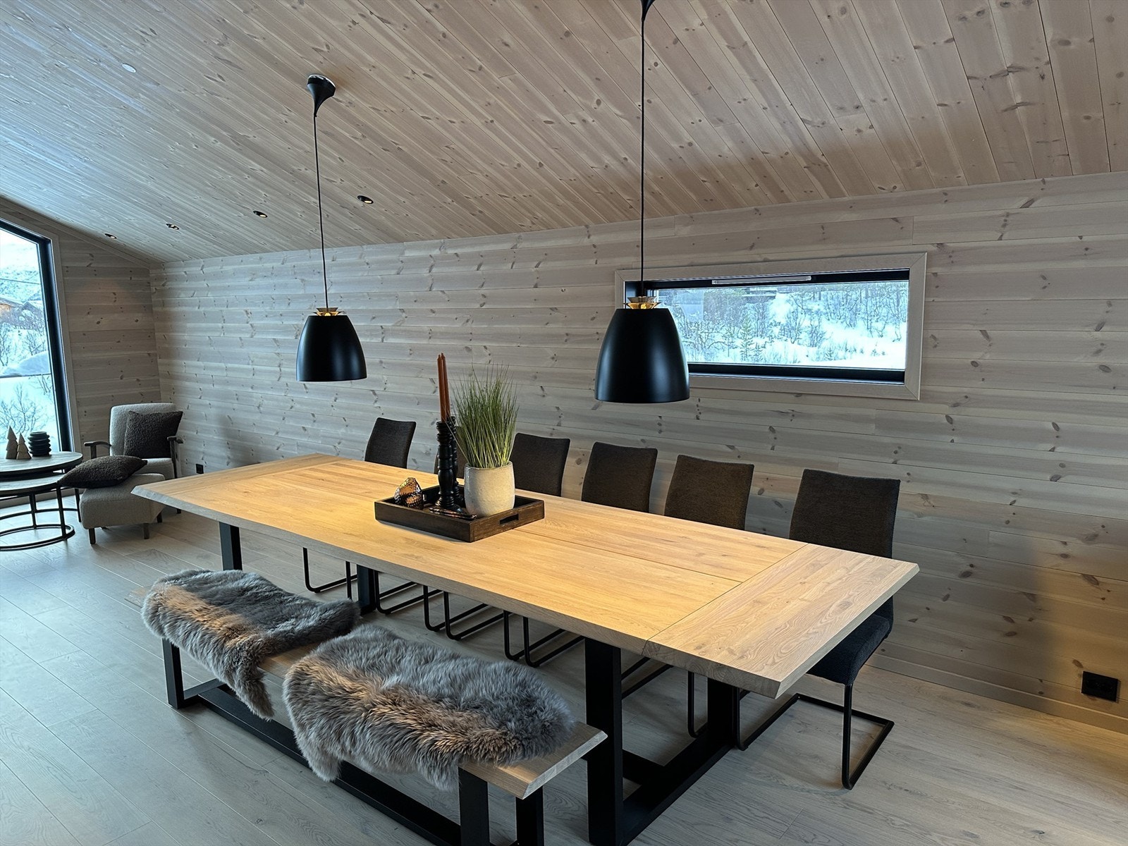 Spiseplassen har utsikt mot skisenteret og Enden. Gjennomgående lys. Galleribilde