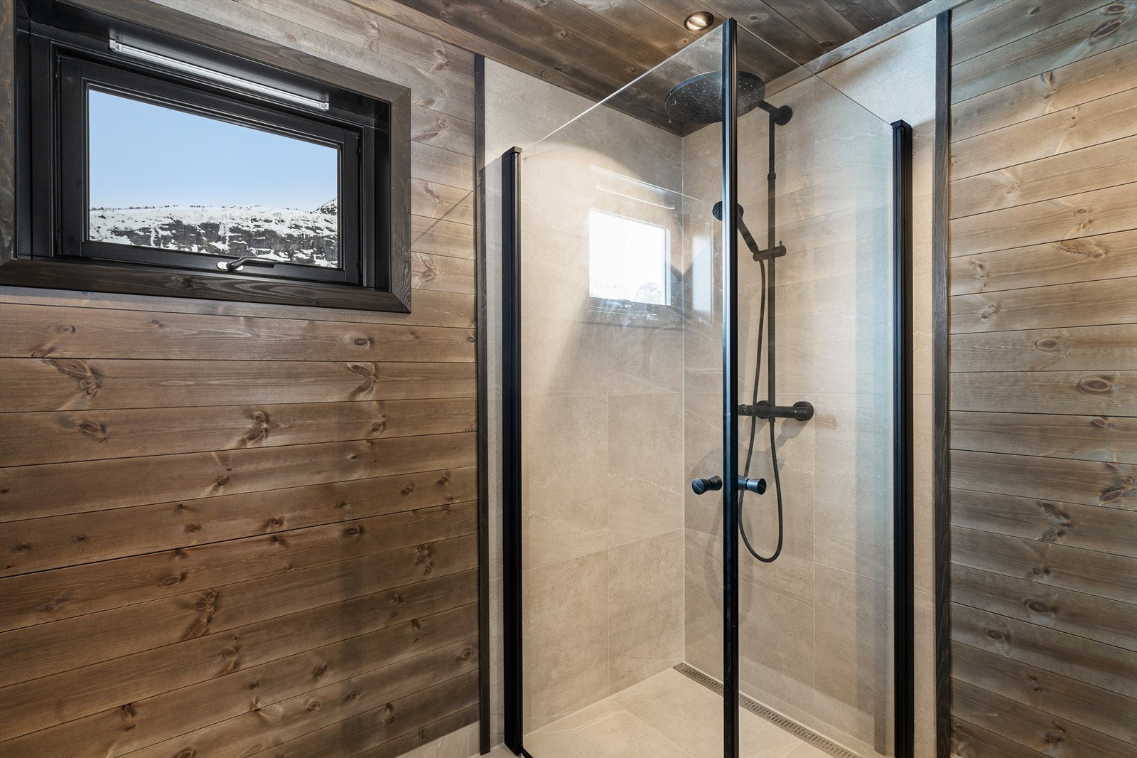 Badet i 1. etg. Vegghengt wc, servant med underskap og høyskap. Dusjhjørne. Galleribilde