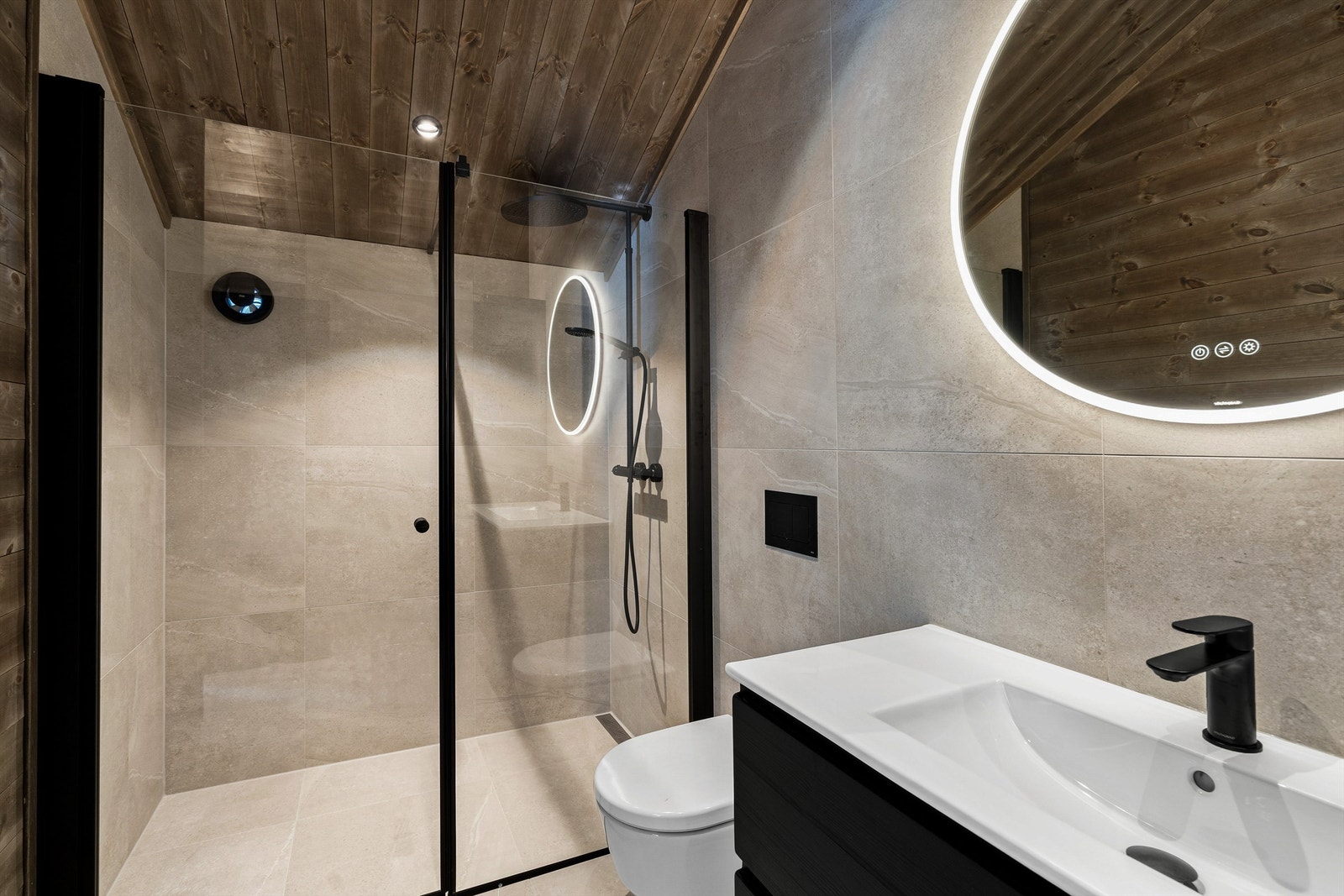 Badet i 2. etg. Vegghengt wc, servant med underskap og høyskap. Dusjhjørne. Galleribilde