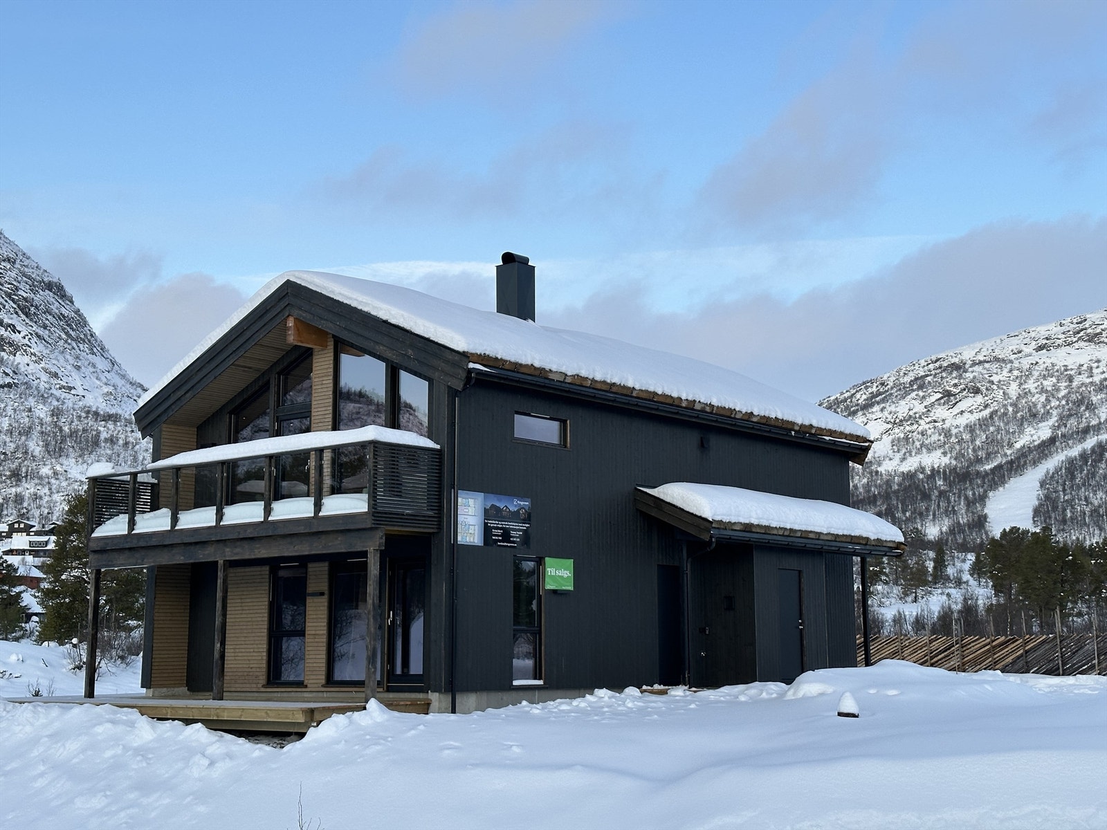 Sentral beliggenhet rett ved skiløype. Gåavstand til skisenteret. Galleribilde