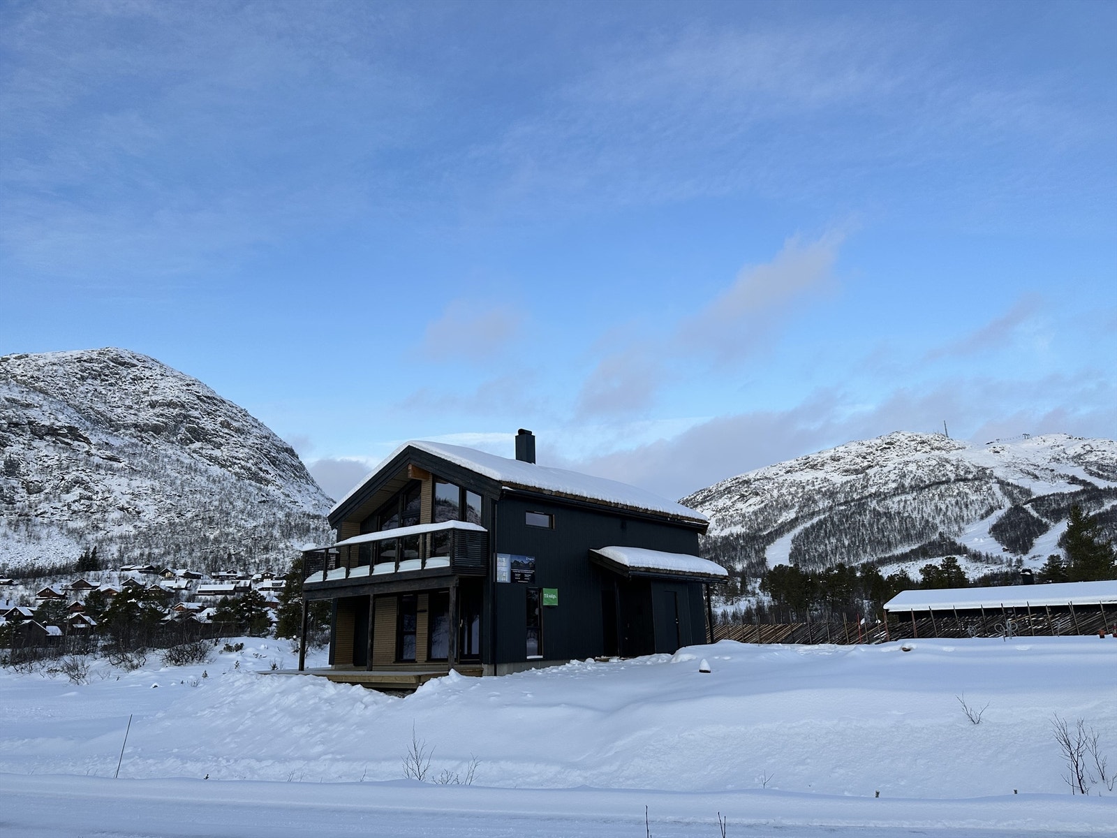 Skiløypen går like ved hytten. Skisenteret i bakgrunnen. Galleribilde