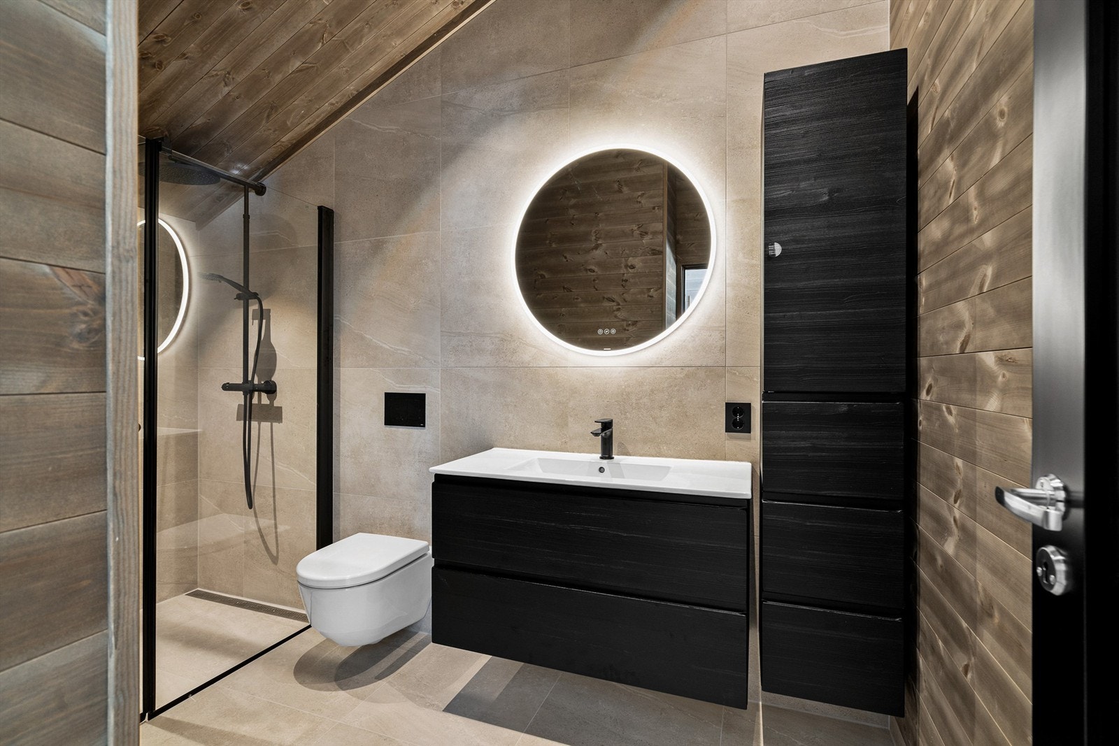 Badet i 2. etg. Vegghengt wc, servant med underskap og høyskap. Dusjhjørne. Galleribilde