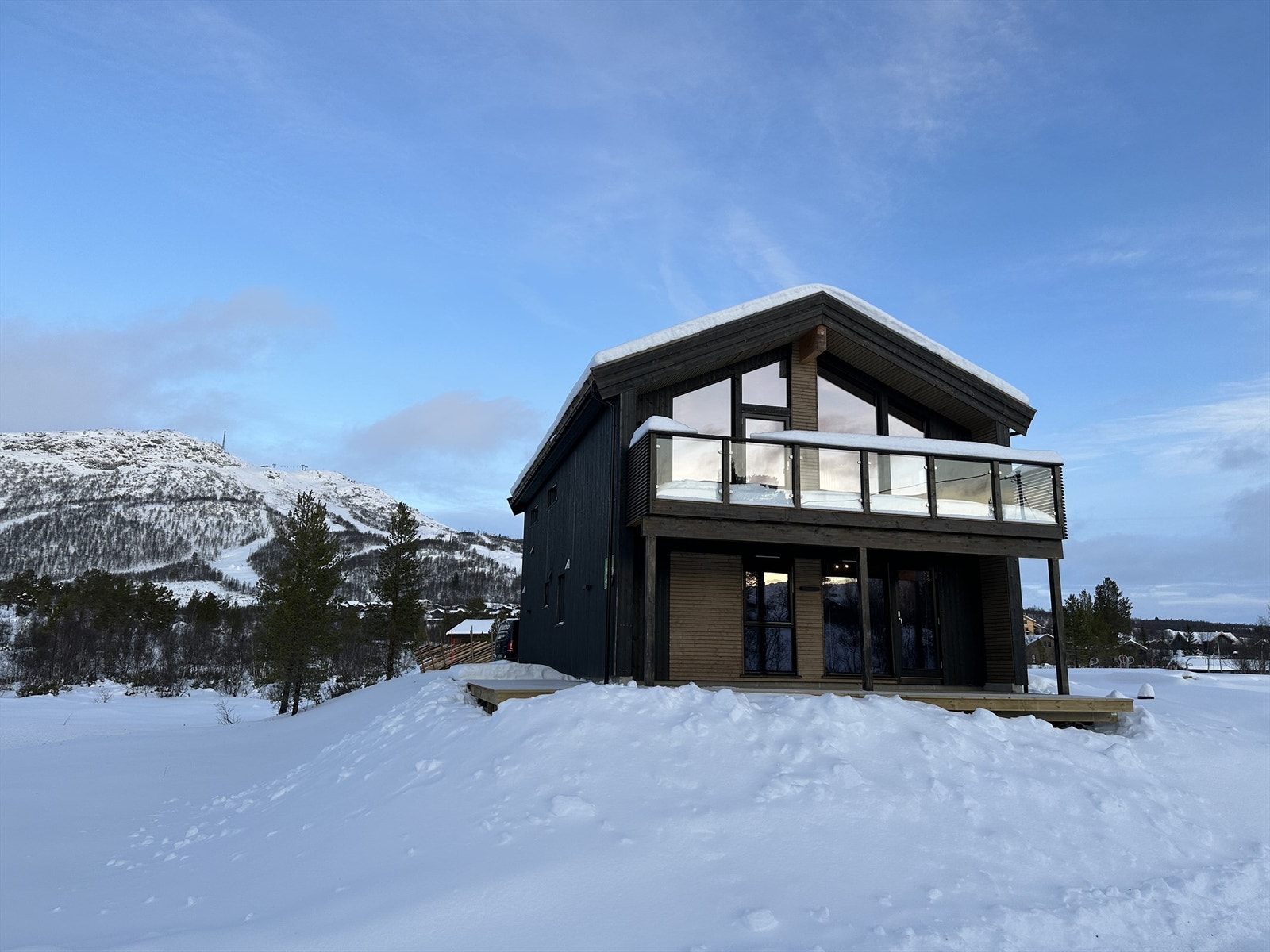 Fritt på siden av hytten. Utsikten mot skisenteret. Galleribilde