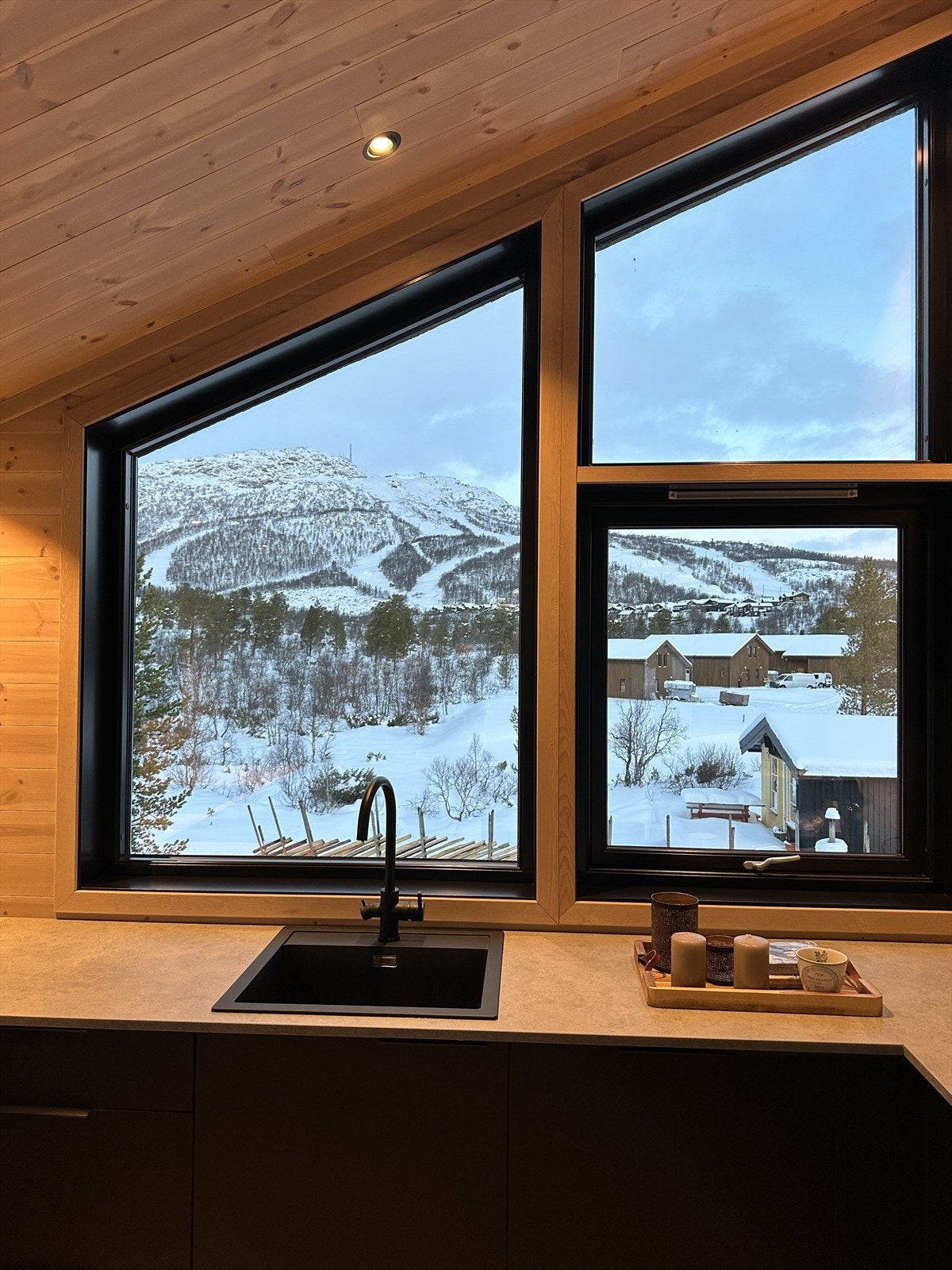 Utsikten mot skisenteret fra kjøkken. Galleribilde