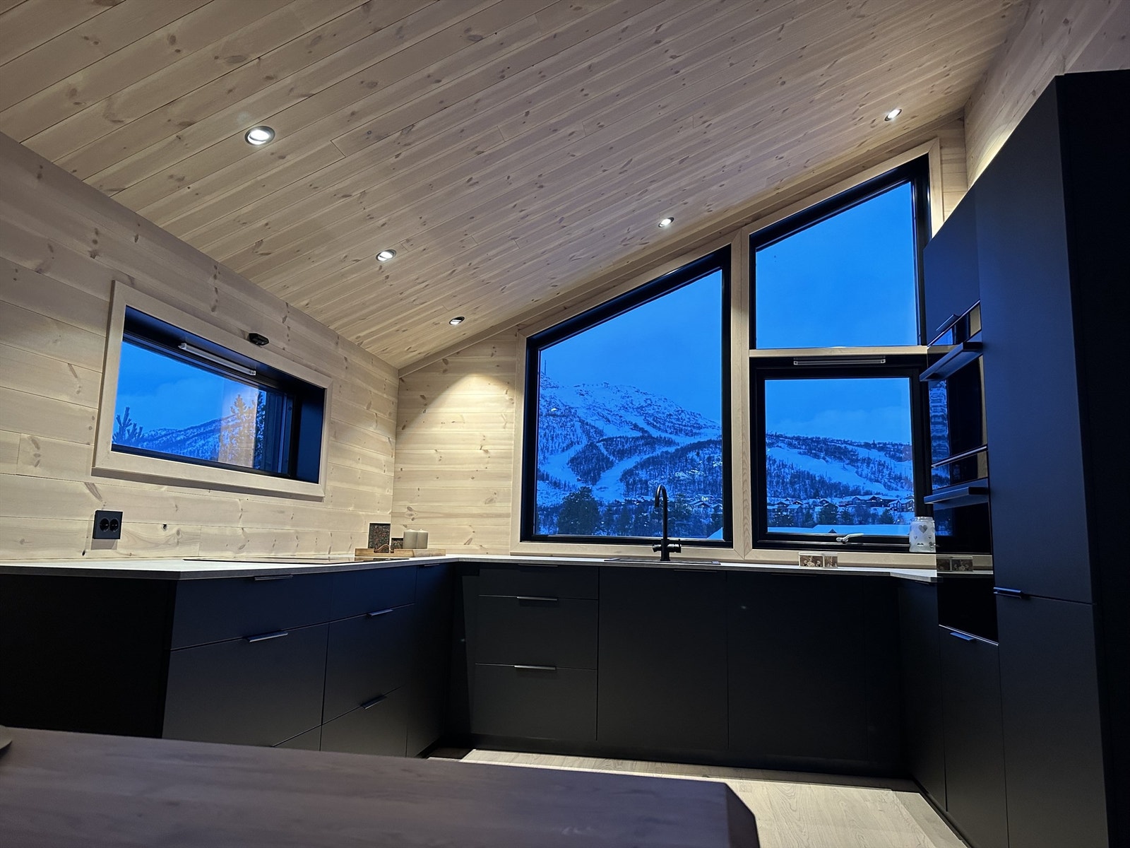 Utsikten mot skisenteret fra spiseplassen. Galleribilde