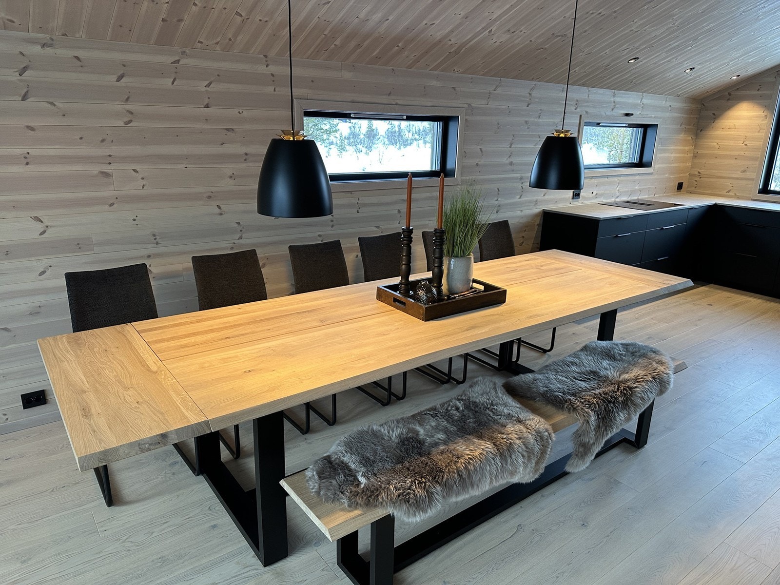 God plass til mange gjester rundt spisebordet. Galleribilde