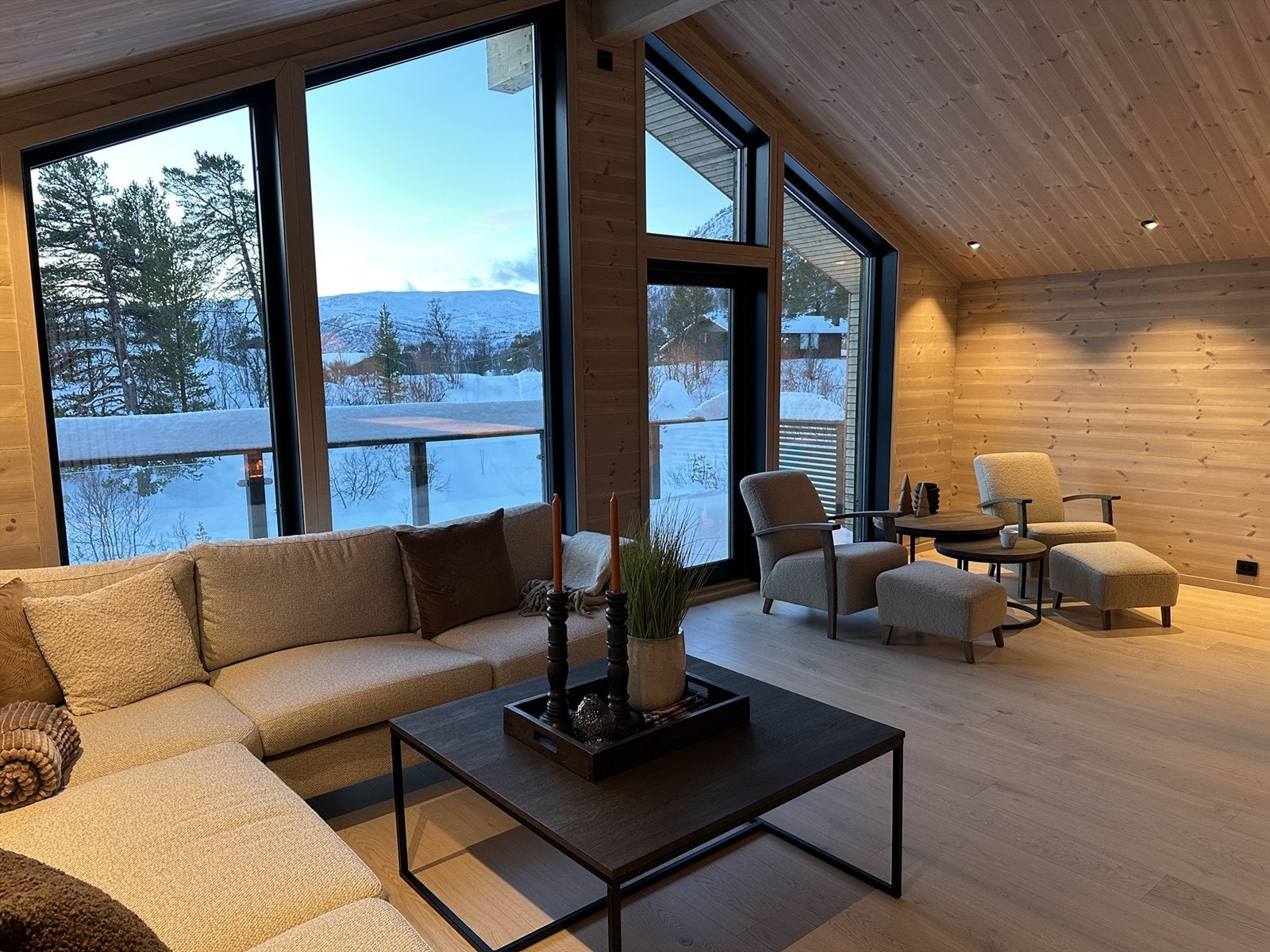 Lys og trivelig stue, med flott utsikt mot Emden. God takhøyde. Galleribilde