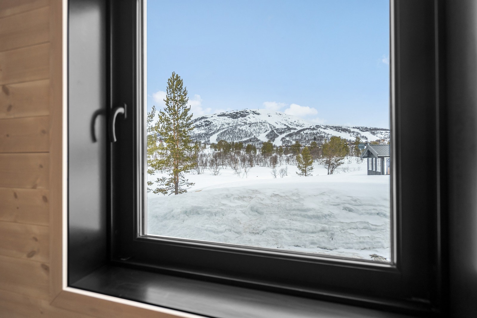 Utsikten fra soverom i 2. etg. mot skiløype og skisenteret. Galleribilde
